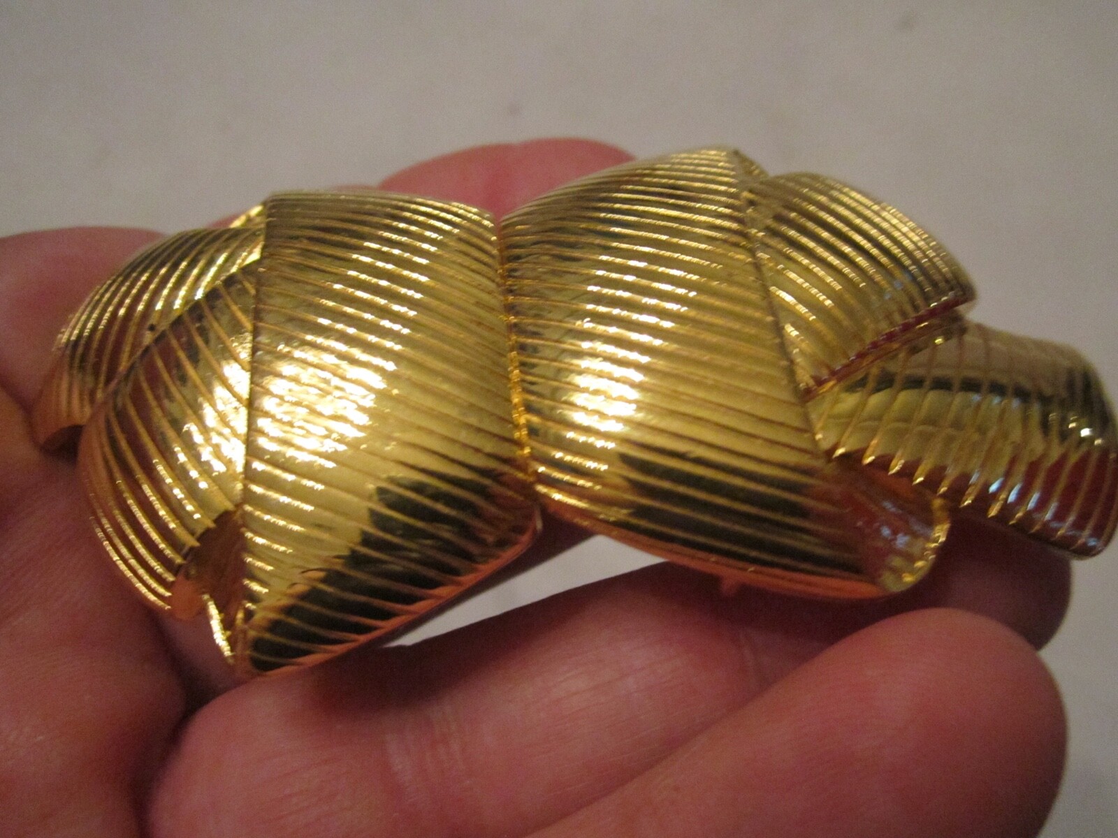 VINTAGE PAQUETTE ABSTRACT RIBBON DESIGN BELT BUCKLE – GOLD TONE – GW13