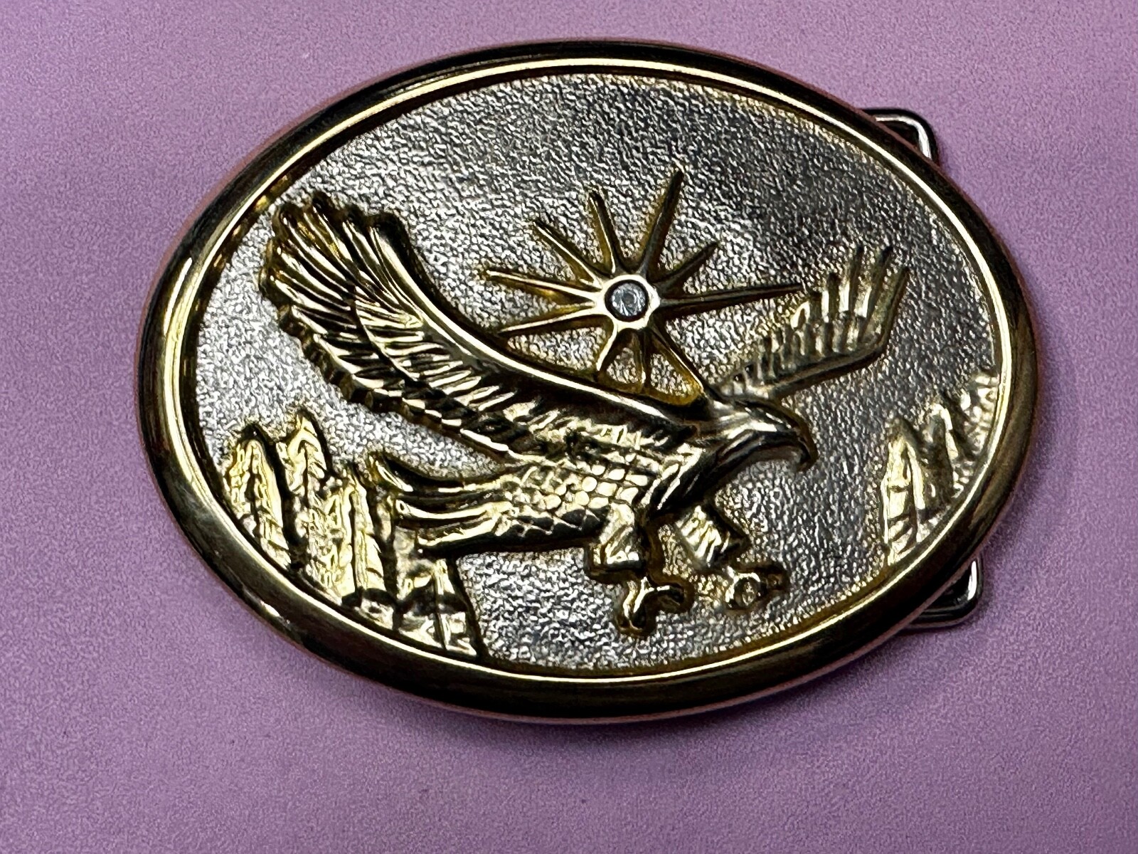 Patriotic American Eagle flying over Mountains w/ starburst Vintage belt buckle