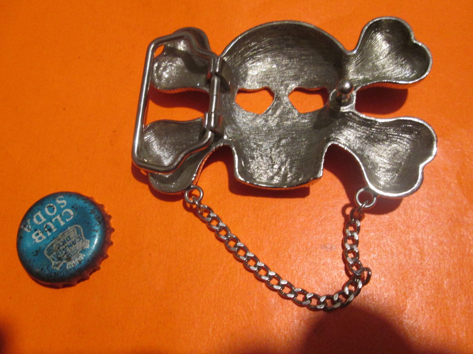 SKELETON Skull HEAD with Chain GOTHS Men&rsquo;s GIRL Belt Buckle Black W WHITE TRIM