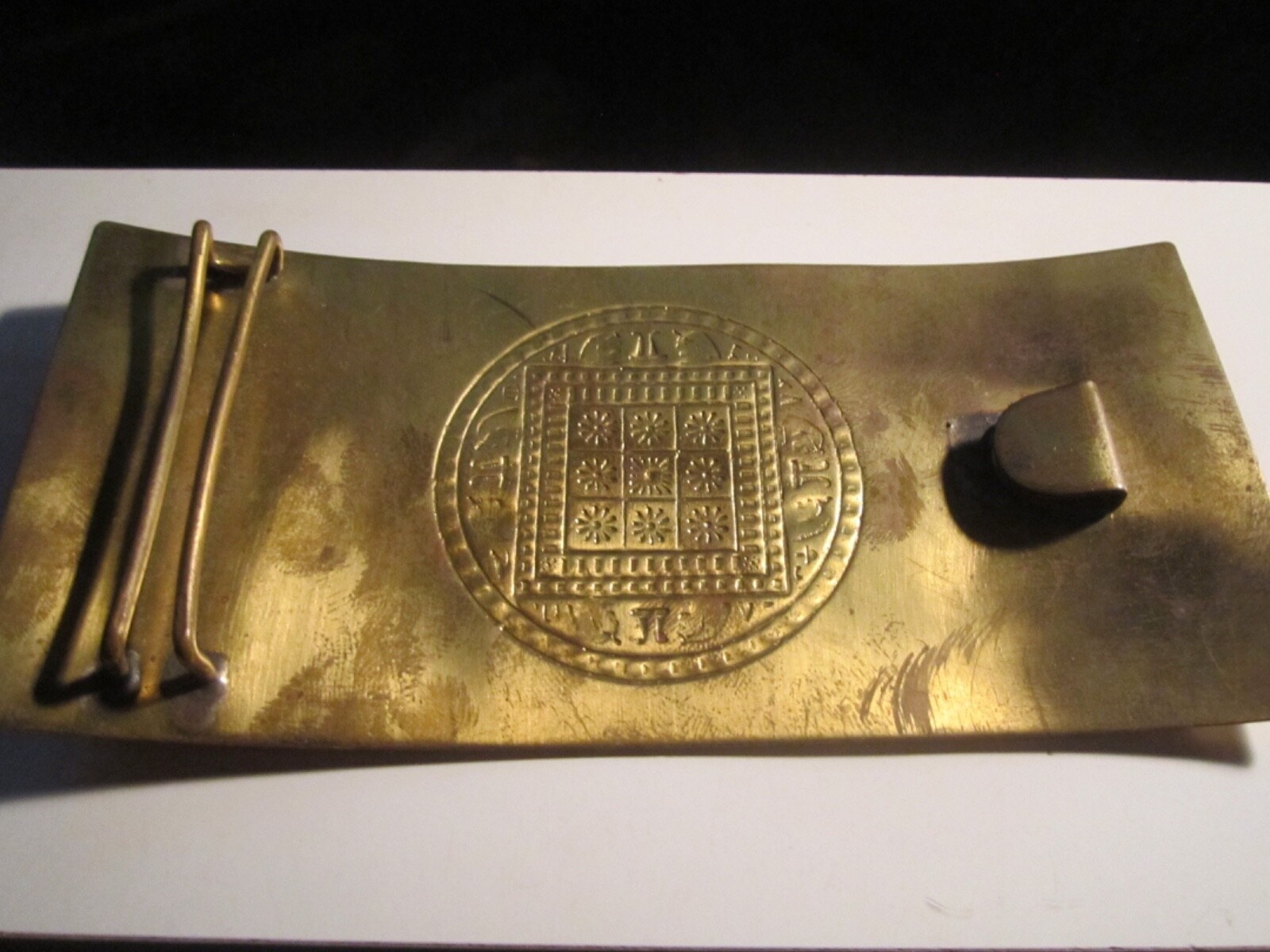 VINTAGE BRASS BELT BUCKLE ABSTRACT CREST DESIGN 5 1/2&Prime; X 2 1/2&Prime; – GW-5
