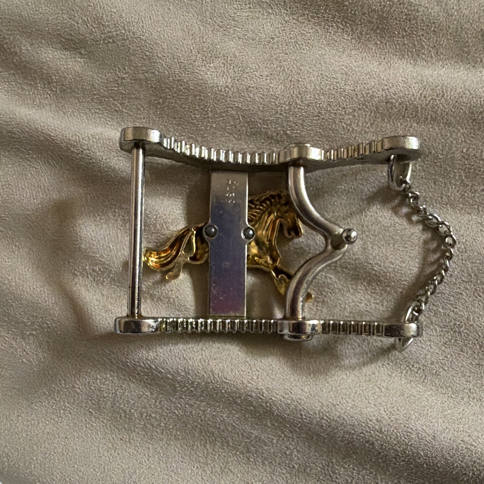 Men&rsquo;s Western Belt Buckle Silver/Gold Tone Horse Design Accent with Chain 1.5&Prime;