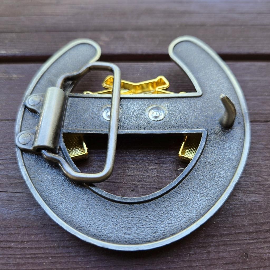 GUN REVOLVER HORSE SHOE GOLD WESTERN RODEO COWBOY BELT BUCKLE