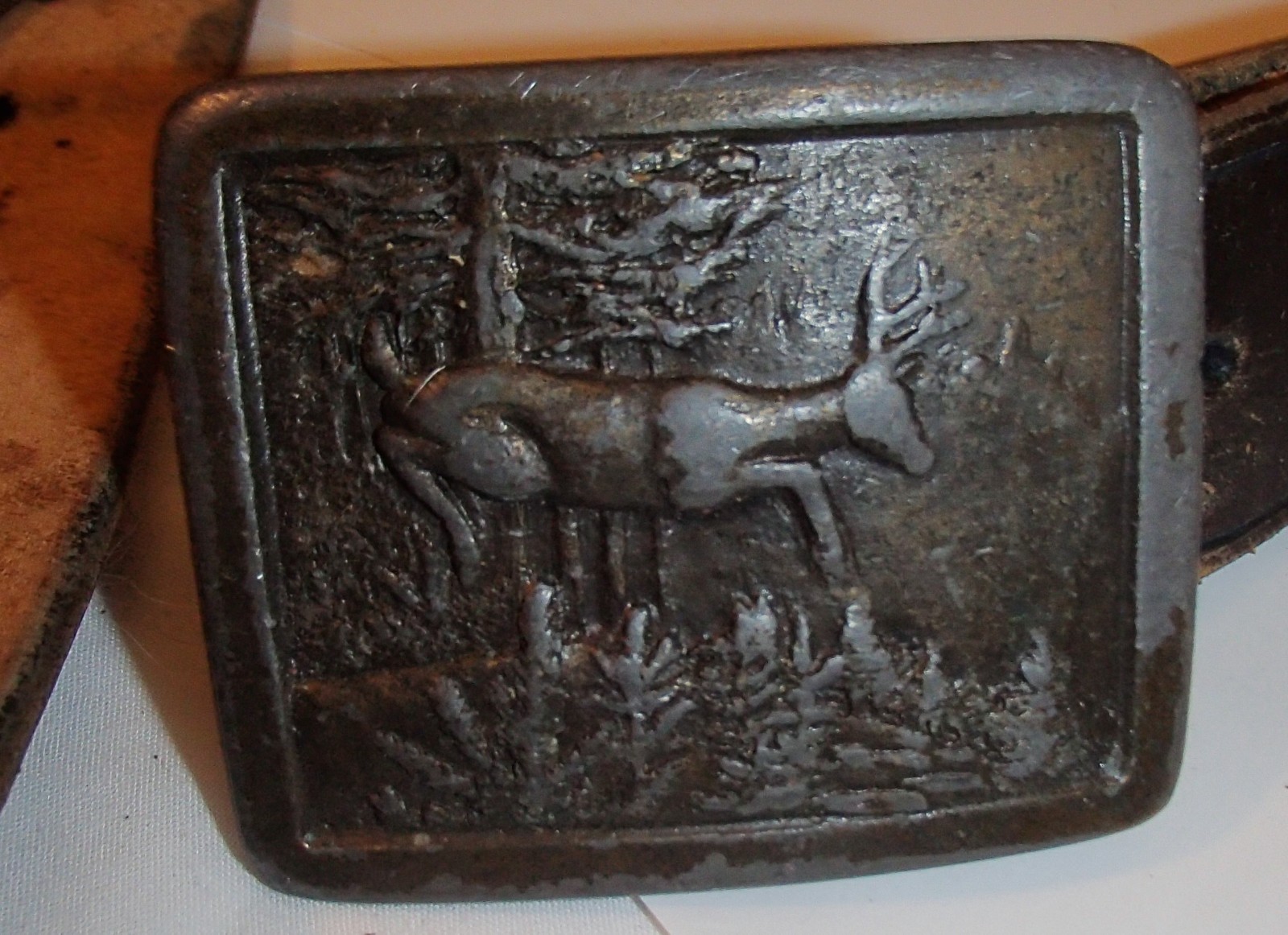 1977 Indiana Metal Craft WHITE TAILED DEER Buck Brass Belt Buckle & Leather Belt