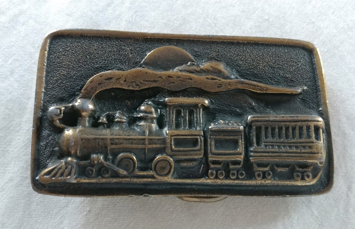 TRAIN STEAM ENGINE RUNNING SKY MOUNTAIN DARK BRASS TONE VINTAGE LOOK BELT BUCKLE