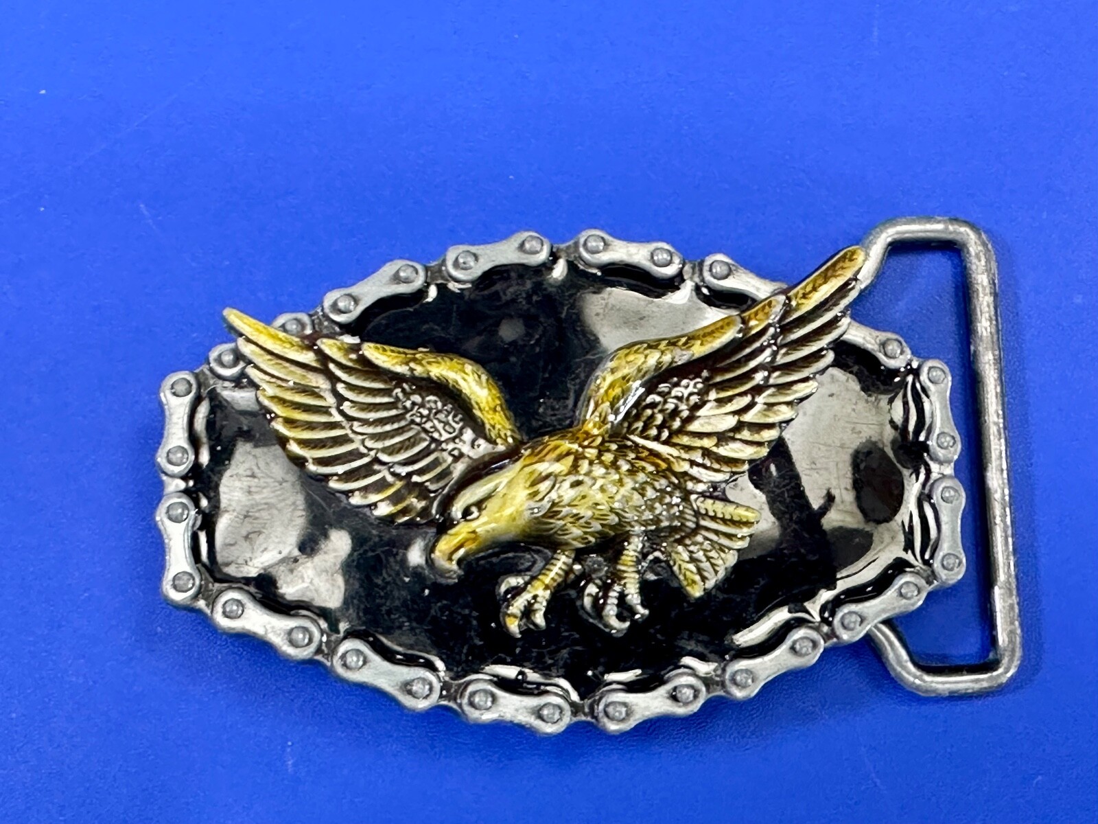 Bikers Patriotic American Eagle Flying Hunting Vtg. belt buckle w/ chain boarder