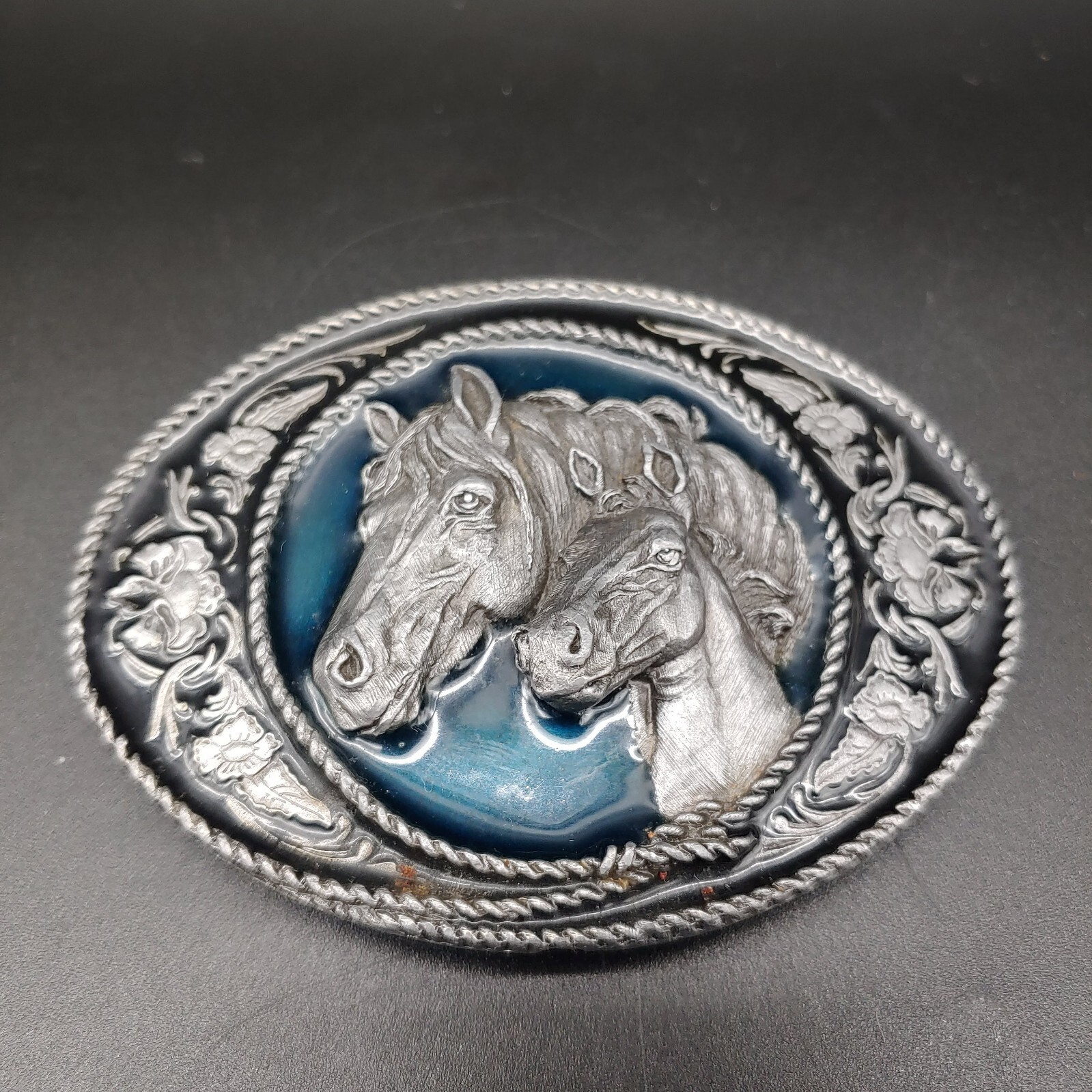 1991 Siskiyou Buckle Co A-5 Two Horses on Green Enameled Background