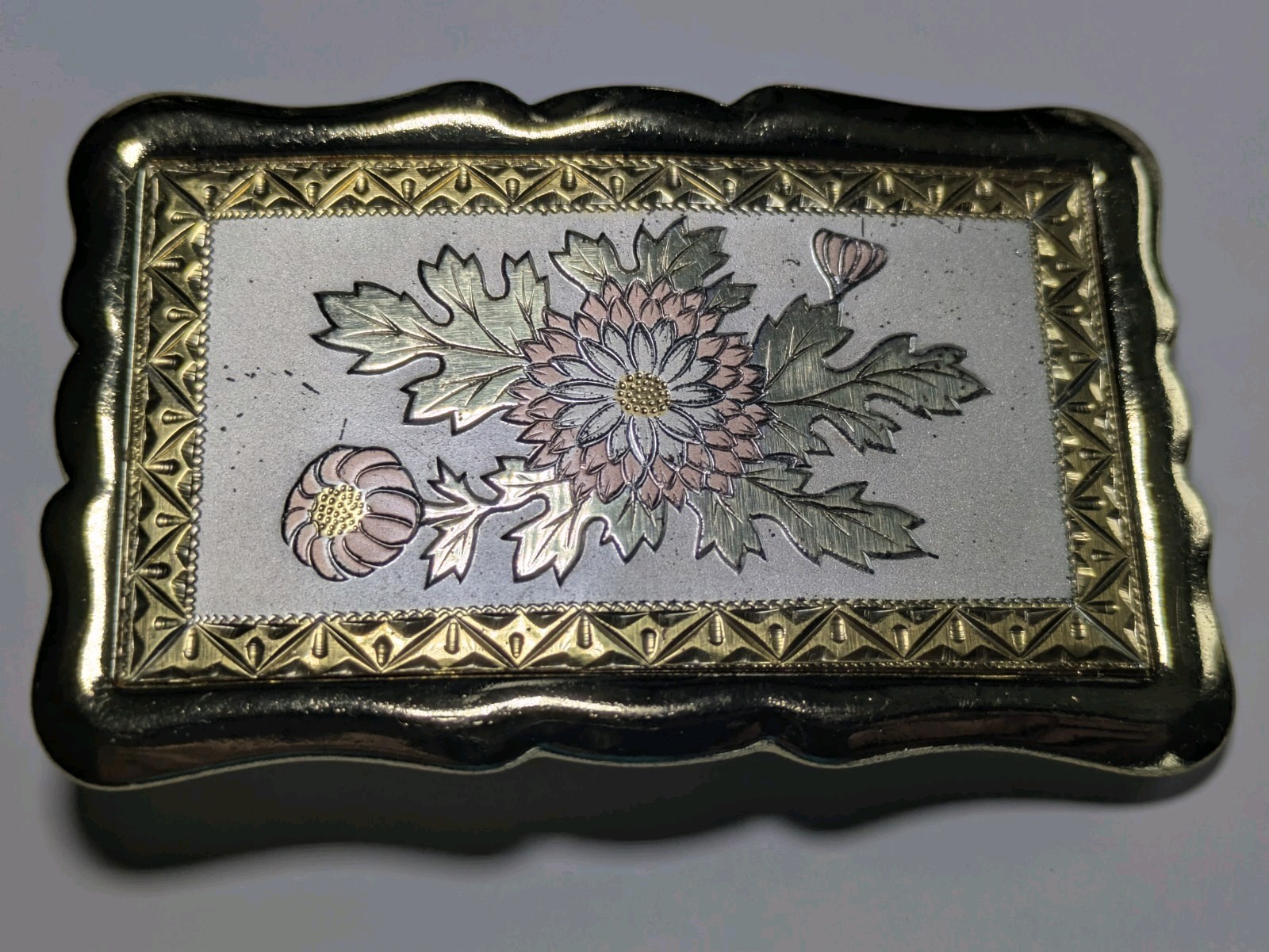 TRI COLOR PLATED FLOWER DESIGN BELT BUCKLE – VINTAGE – 3 1/2&Prime; X 2 1/4&Prime;