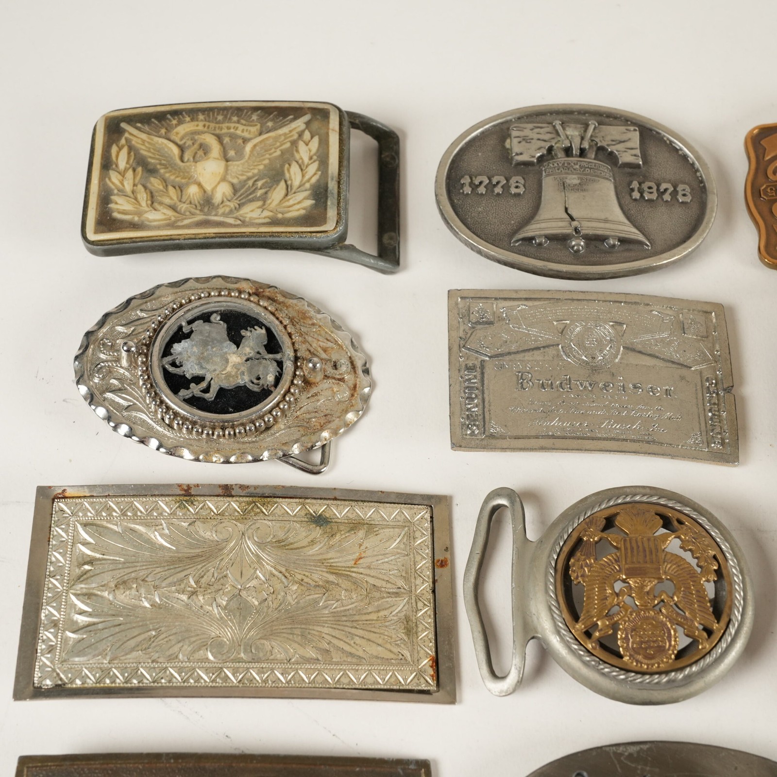 14x Vintage & Modern Belt Buckles w/ Various Themes 32310