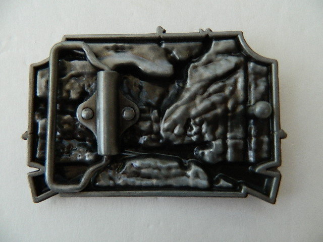 BIG BUCK DEER & RIFLES BELT BUCKLE, HAND PAINTED, ZINC ALLOY, W/PEWTER FINISH