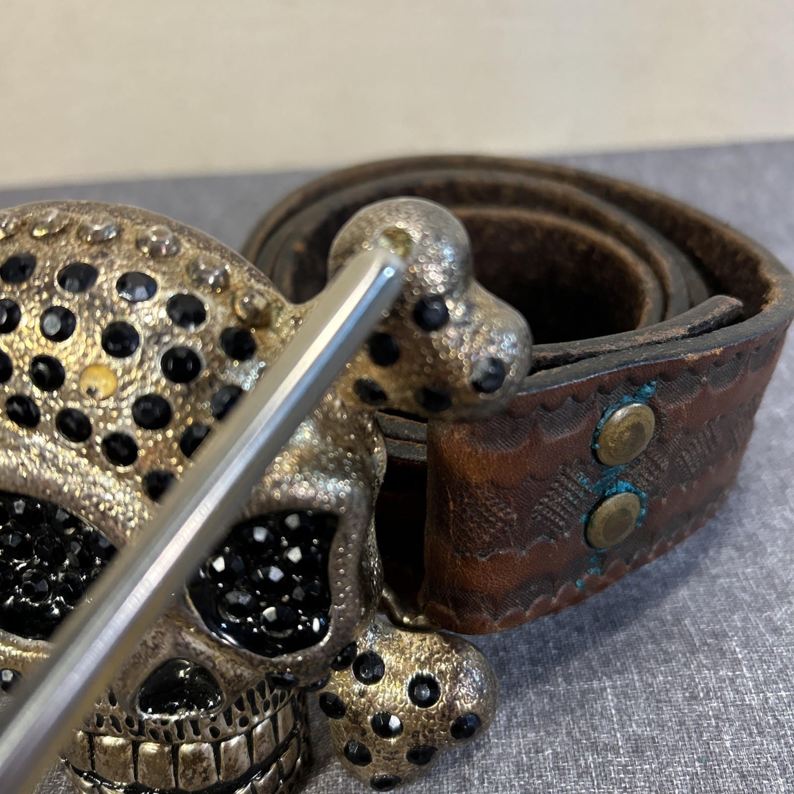 Skull Pirate And Crossbones With Black Stones Metal Belt Buckle W/Leather Belt