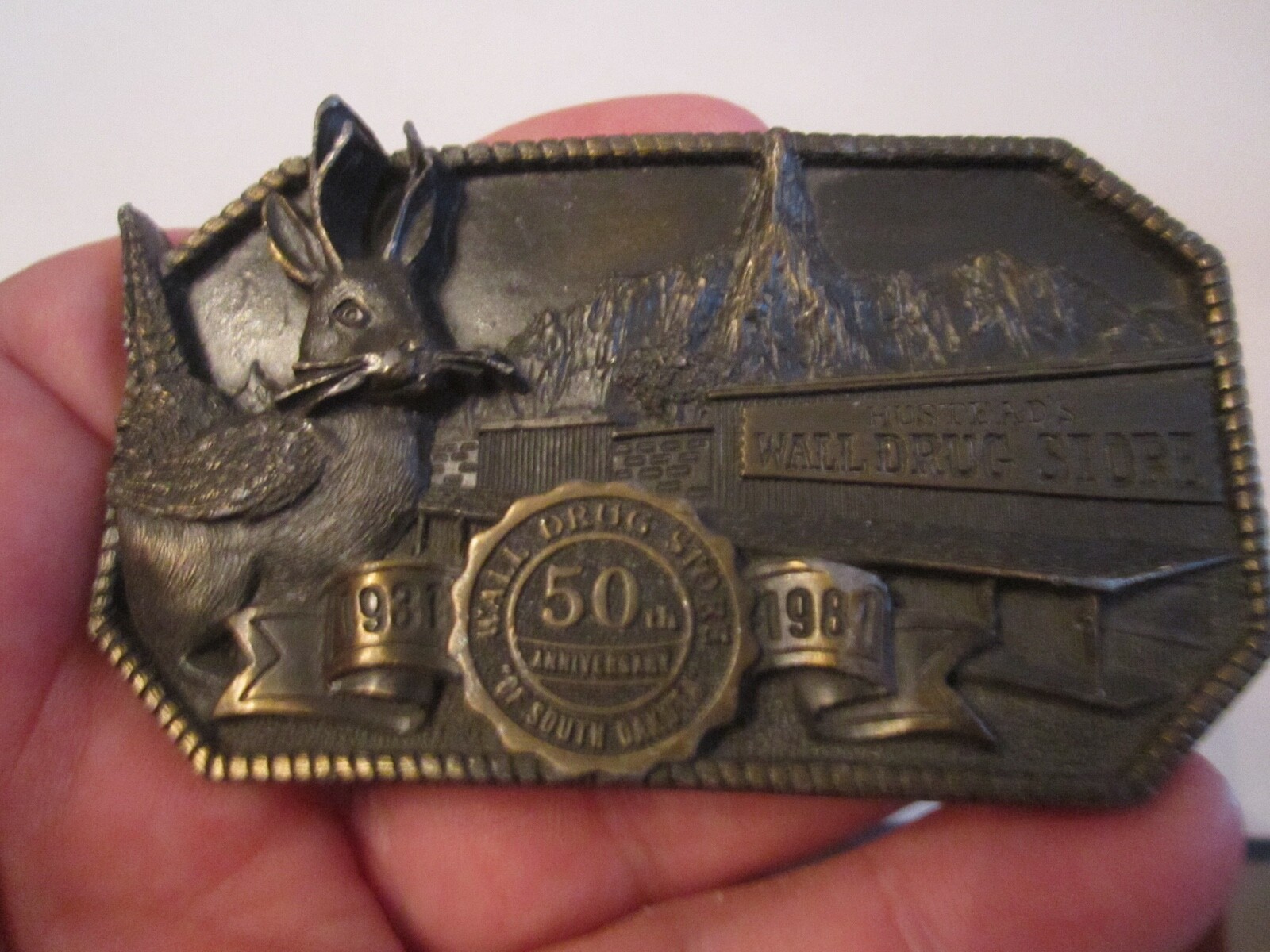 1981 WALLDRUG STORE BELT BUCKLE 50TH ANNIVERSARY – HEAVY – GW-17