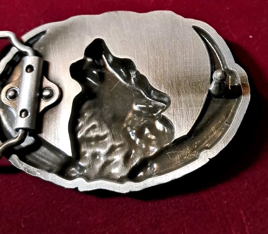 Belt Buckle Wolf Howling At The Moon With Black And White Enamel Detail Feathers