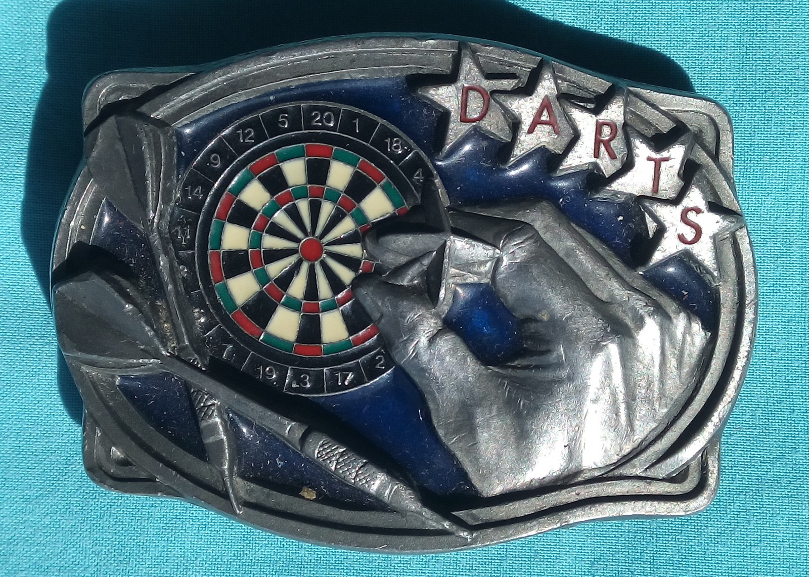 DARTS GAME BELT BUCKLE C+J INC 1990 DARTSBOARD