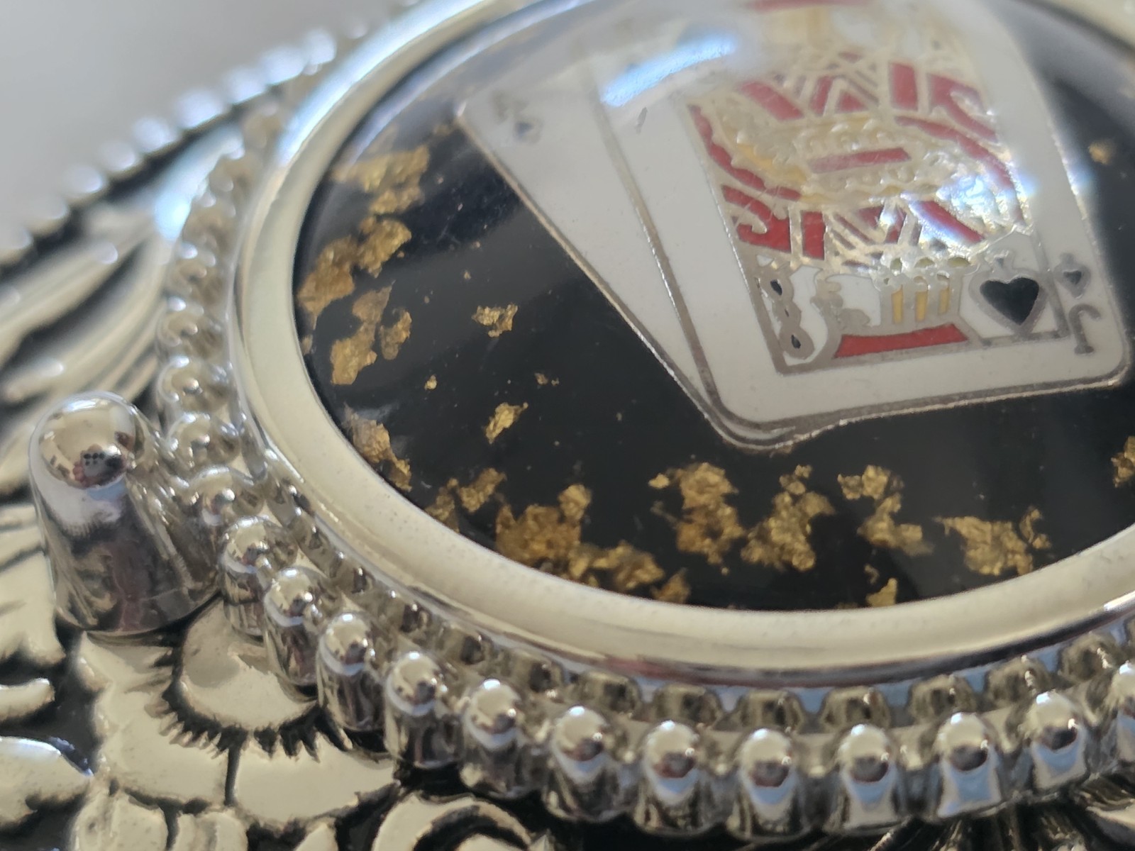 Men&rsquo;s Silver Tone Gamblers Belt Buckle With 24k Gold Flakes