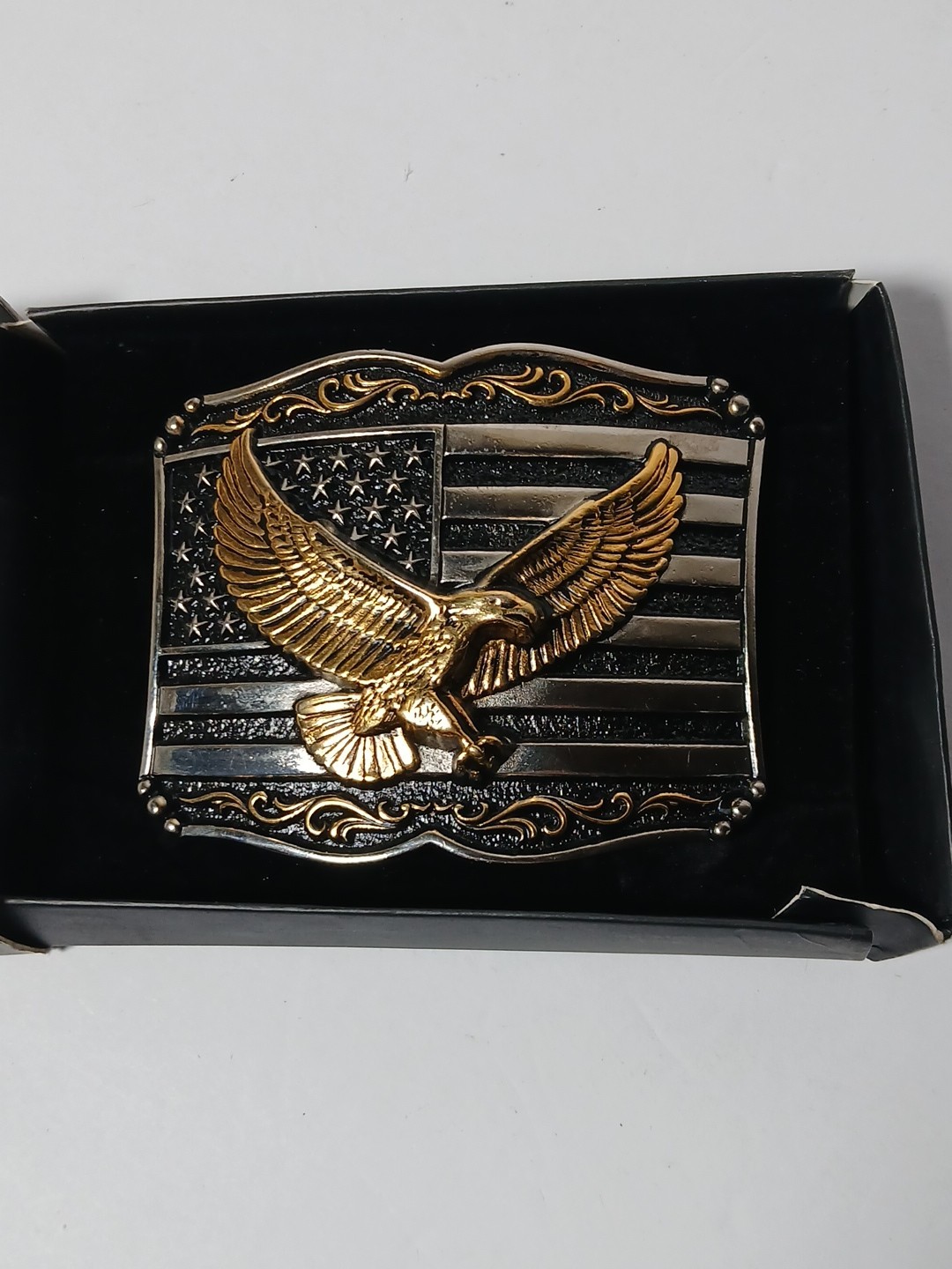 Montana Silversmiths Men&rsquo;s Soaring Liberty Black & Gold Buckle A952 New-Open Box