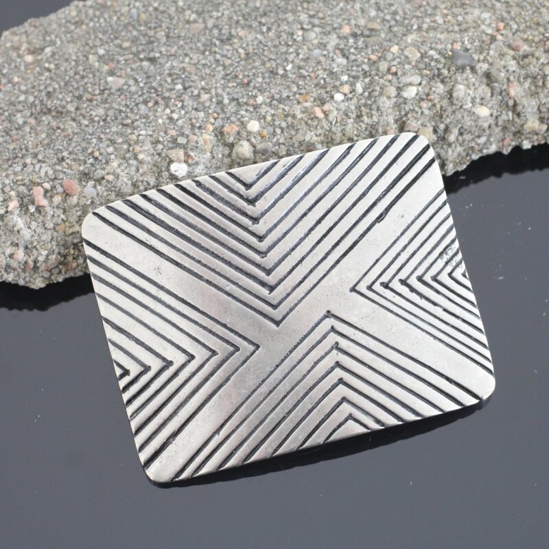 Geometric Line Belt Buckle with Cross Pattern in Gunmetal Design