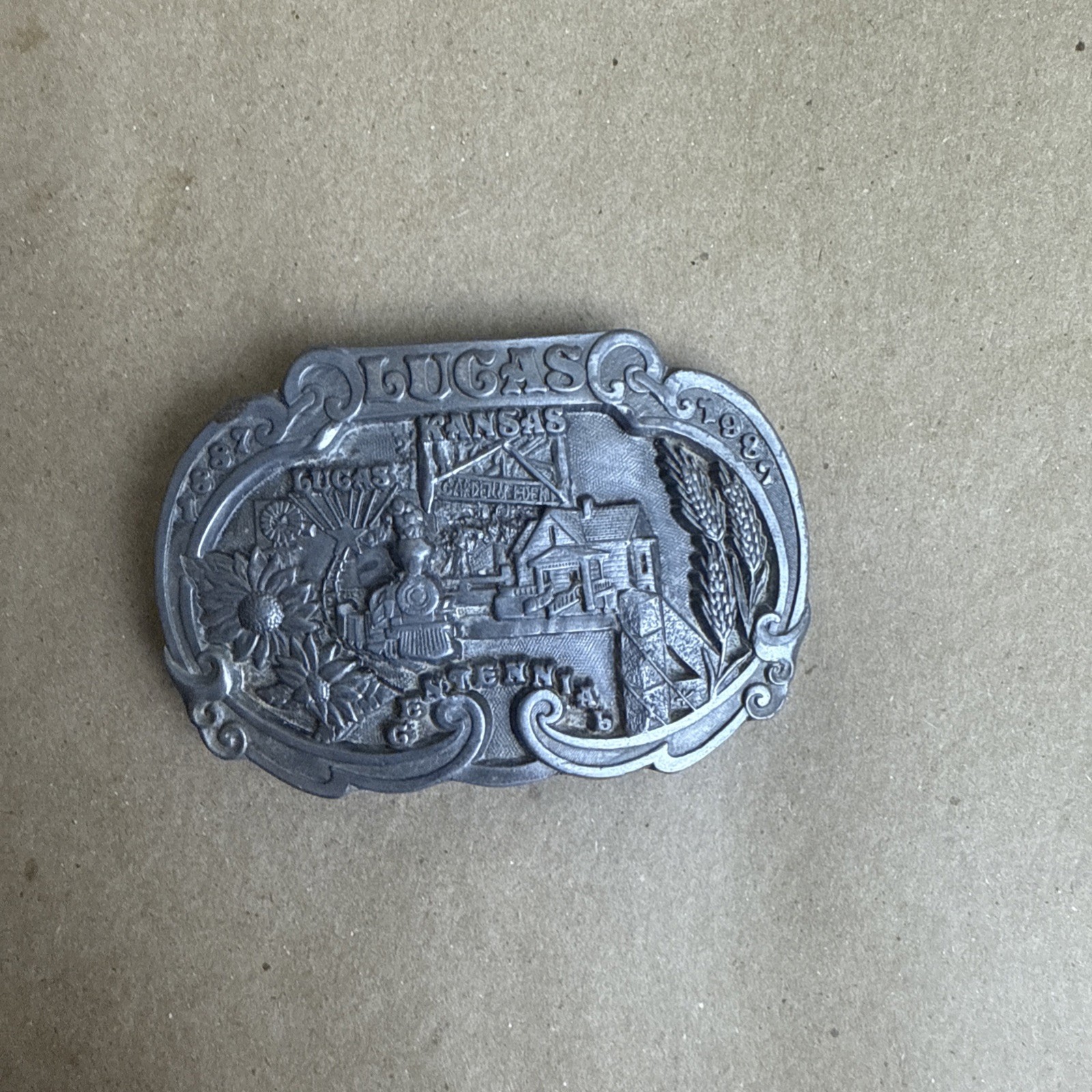 Lucas Kansas 1987 Centennial Garden Of Eden Metal Belt Buckle Dart (281/500)