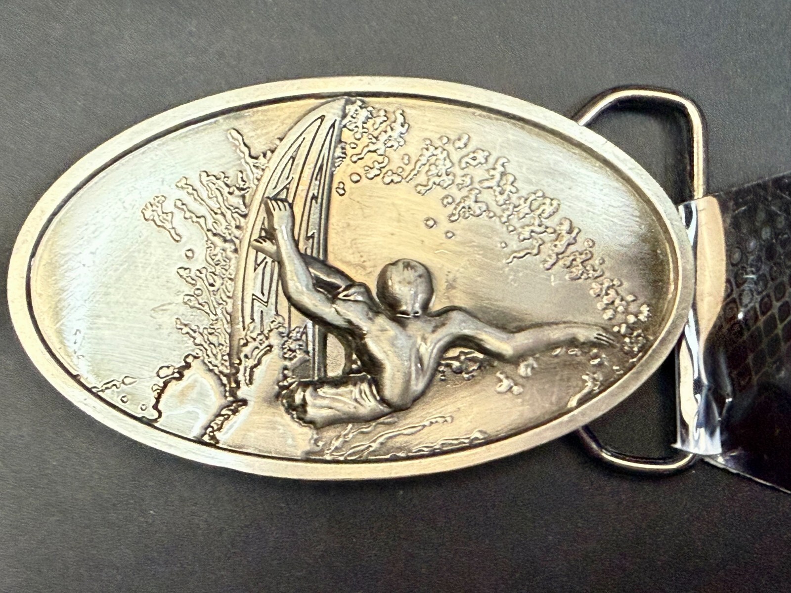 Surfing Surfers Crashing Ocean Wave NOS Silver Moon 2005 Mens Belt Buckle