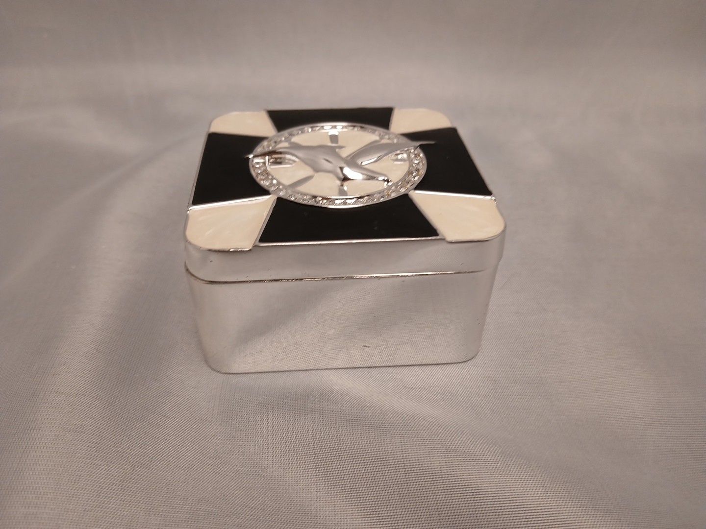 Seagul Tricket Box Enambled Black & White Silvertone Metal