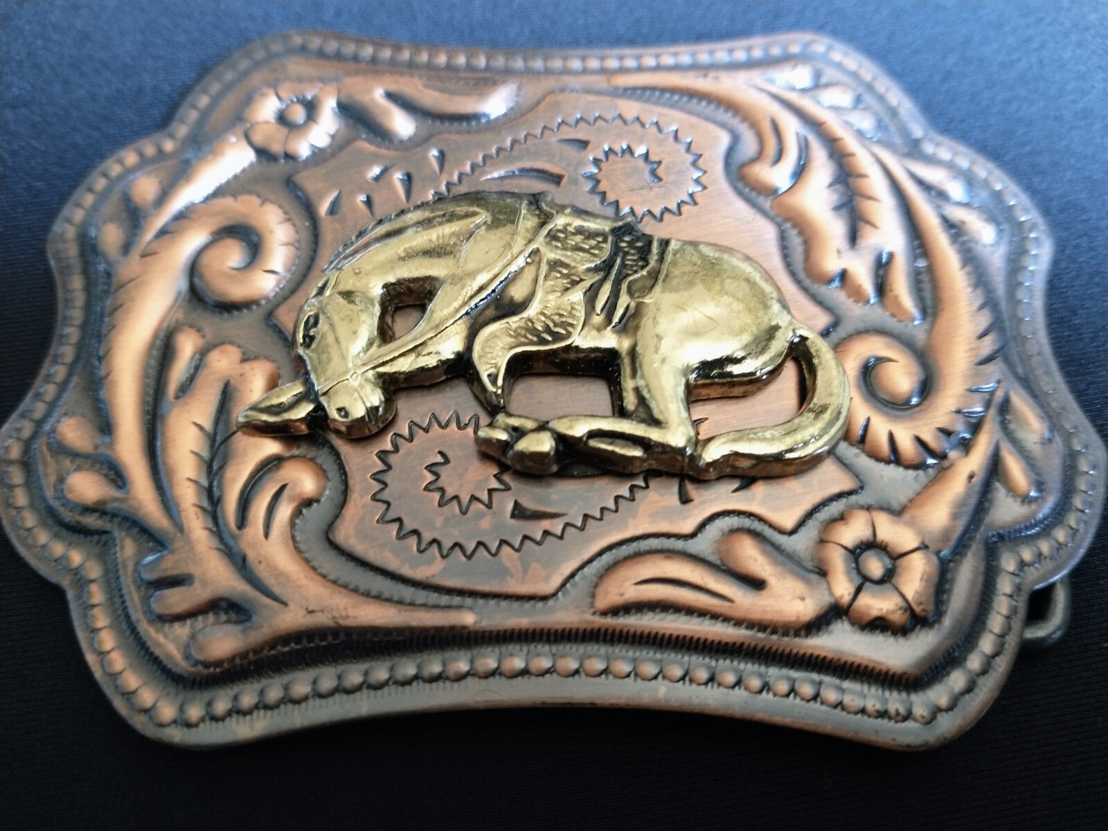 VTG Bowing Horse End Of Trail Copper Tone W Gold Horse Belt Buckle Men&rsquo;s Ornate