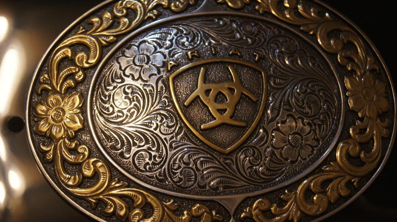 Ariat® Oval Engraved Silver & Gold tone Belt Buckle A37020
