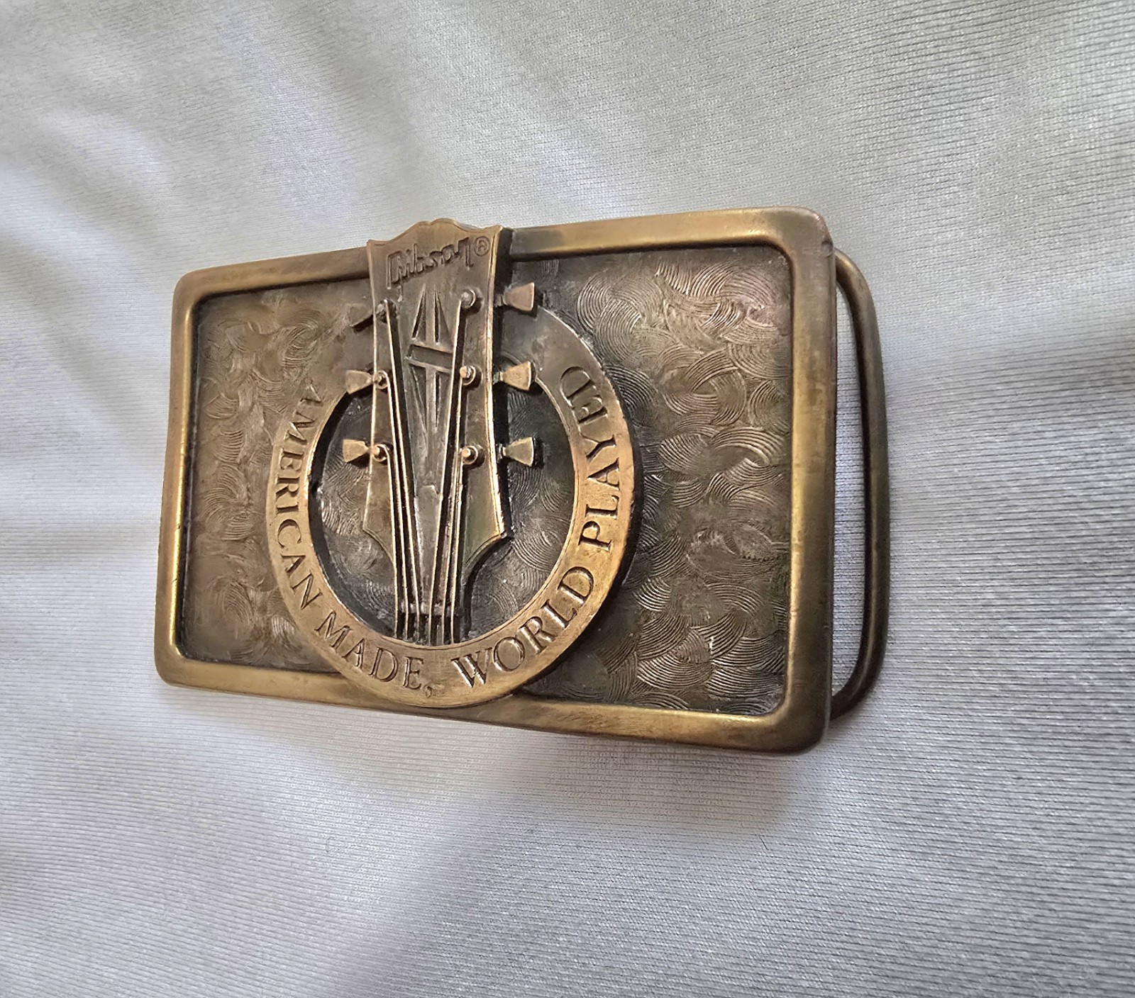 Gibson « American Made, World Played » Belt Buckle Bronze 3in MPN 941537