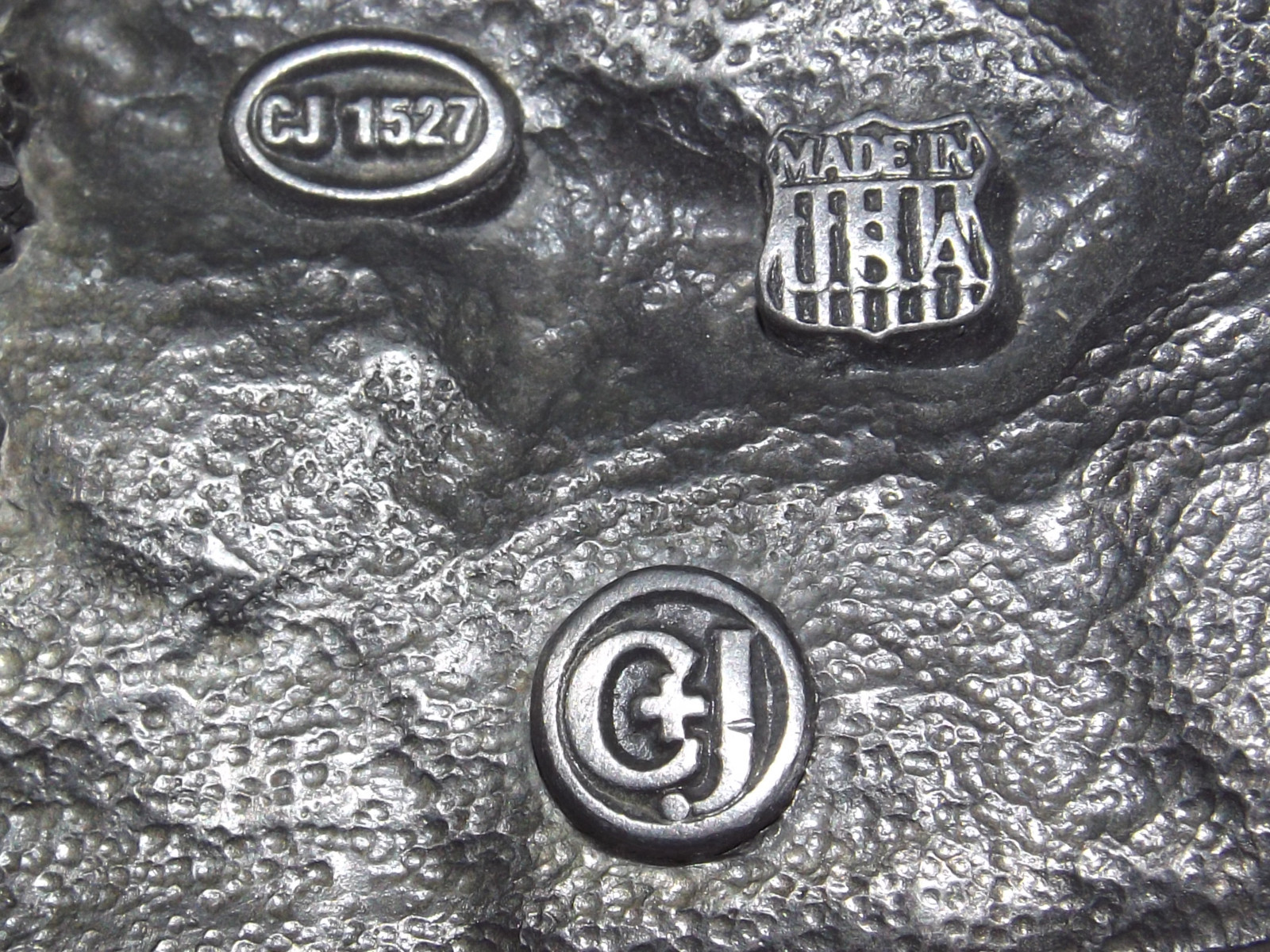 VINTAGE HUNTING DEER DOE BUCKS 1991 C & J MADE IN USA METAL BELT BUCKLE