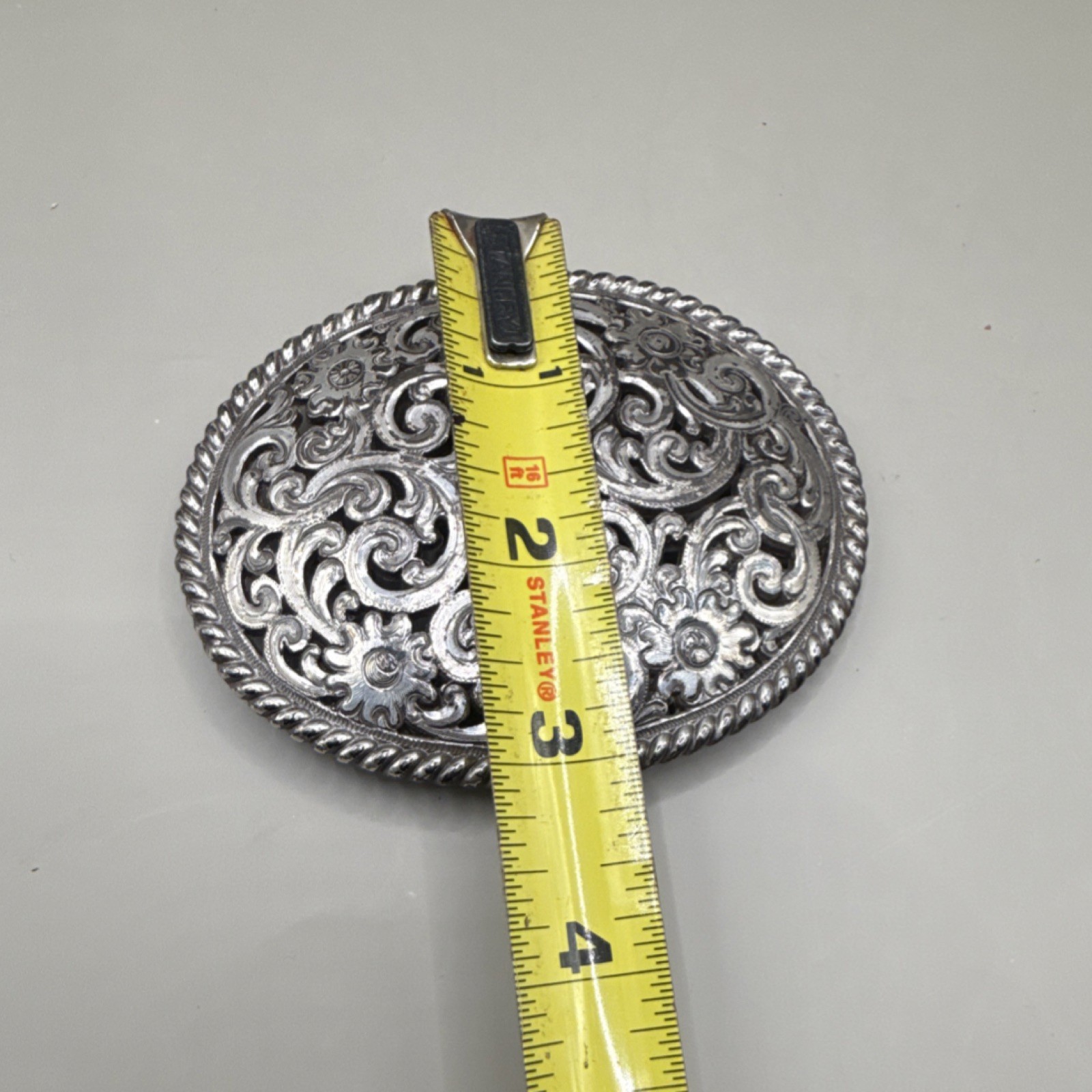 Men&rsquo;s Oval Silver Tone Western Floral Engraved Scroll Belt Buckle Fits 1.5in