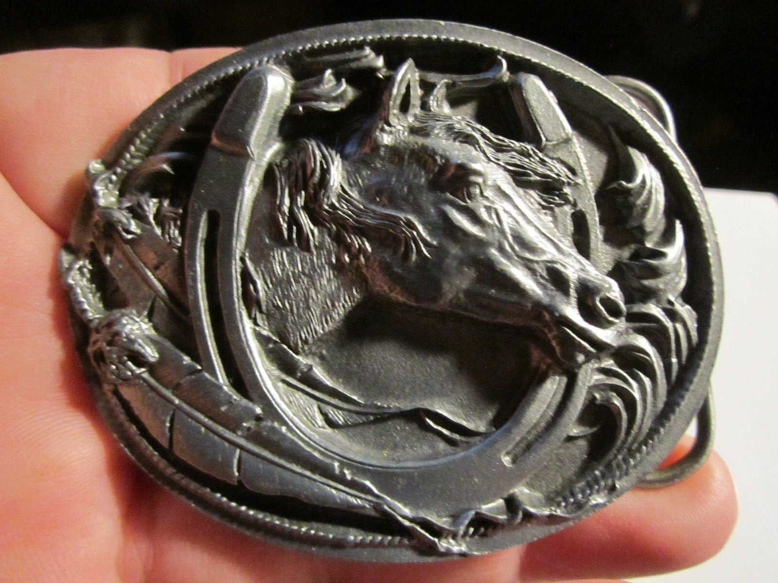HORSE AND HORSE SHOE DESIGN VINTAGE BELT BUCKLE IN PEWTER – GW-15