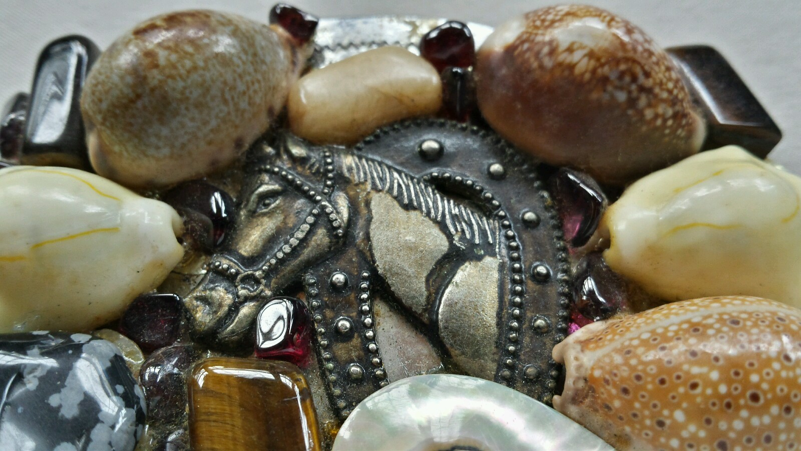HORSE SHOE BELT BUCKLE UNIQUELY CUSTOMIZED W INTERESTING COLORED SHELLS & STONES