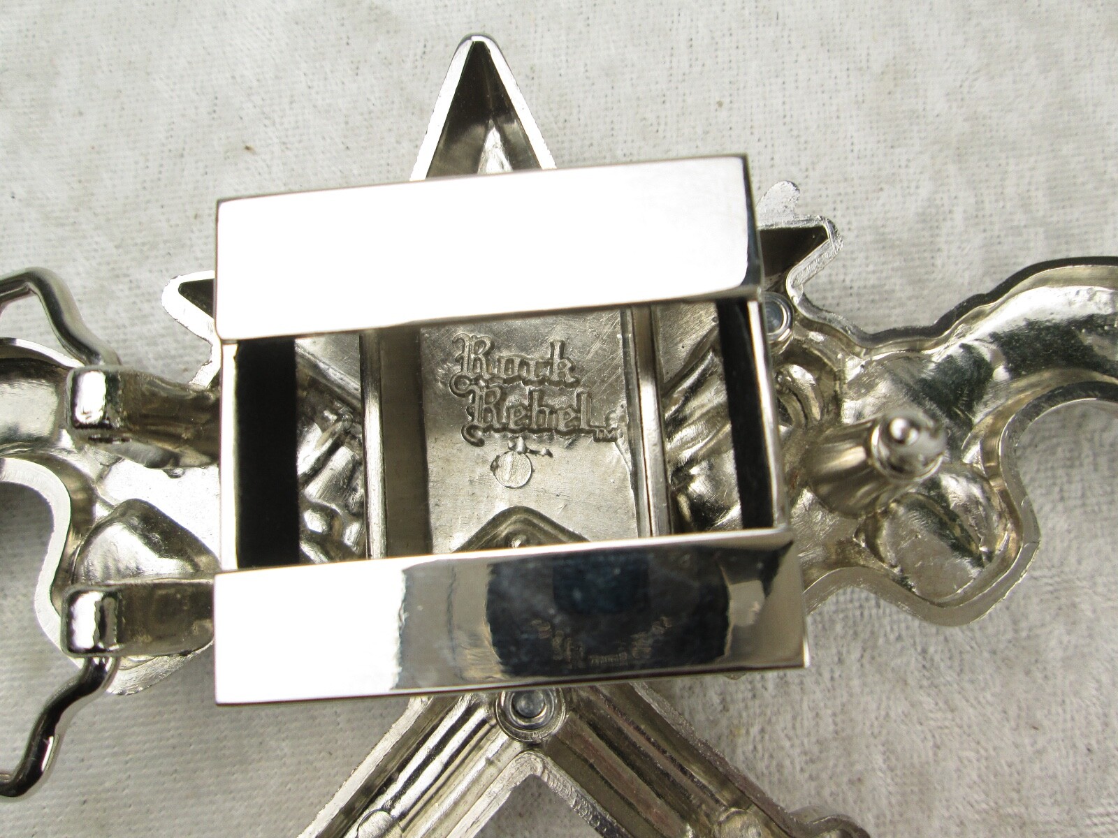 Rock Rebel 2 Revolvers 1 Star Belt Buckle Lighter Holder Pistols Buckle