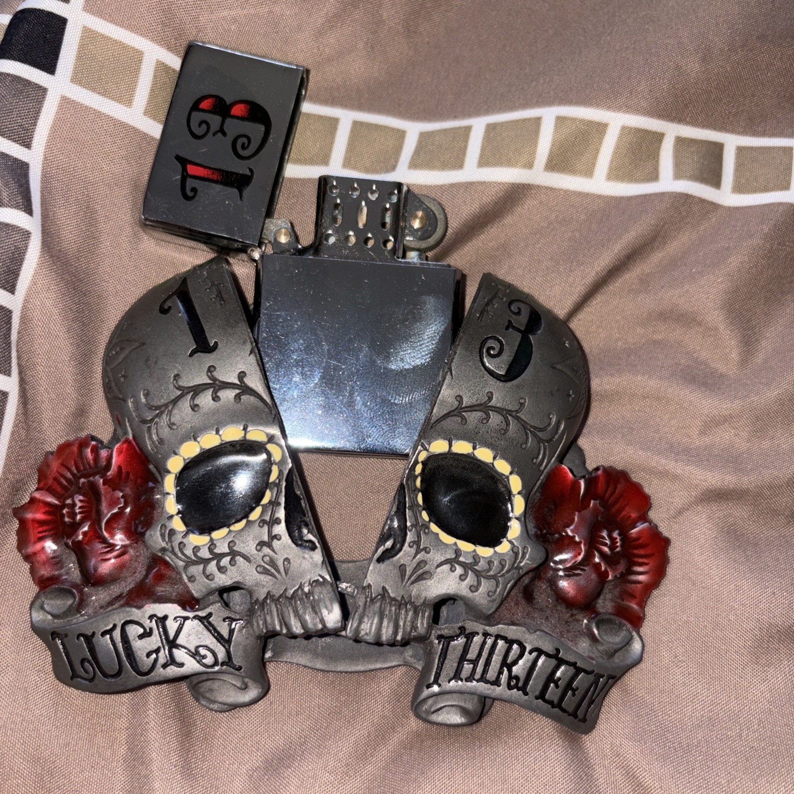Lucky 13 Apparel « Sugar Skull & Roses » Zippo Lighter Holder Belt Buckle 2005