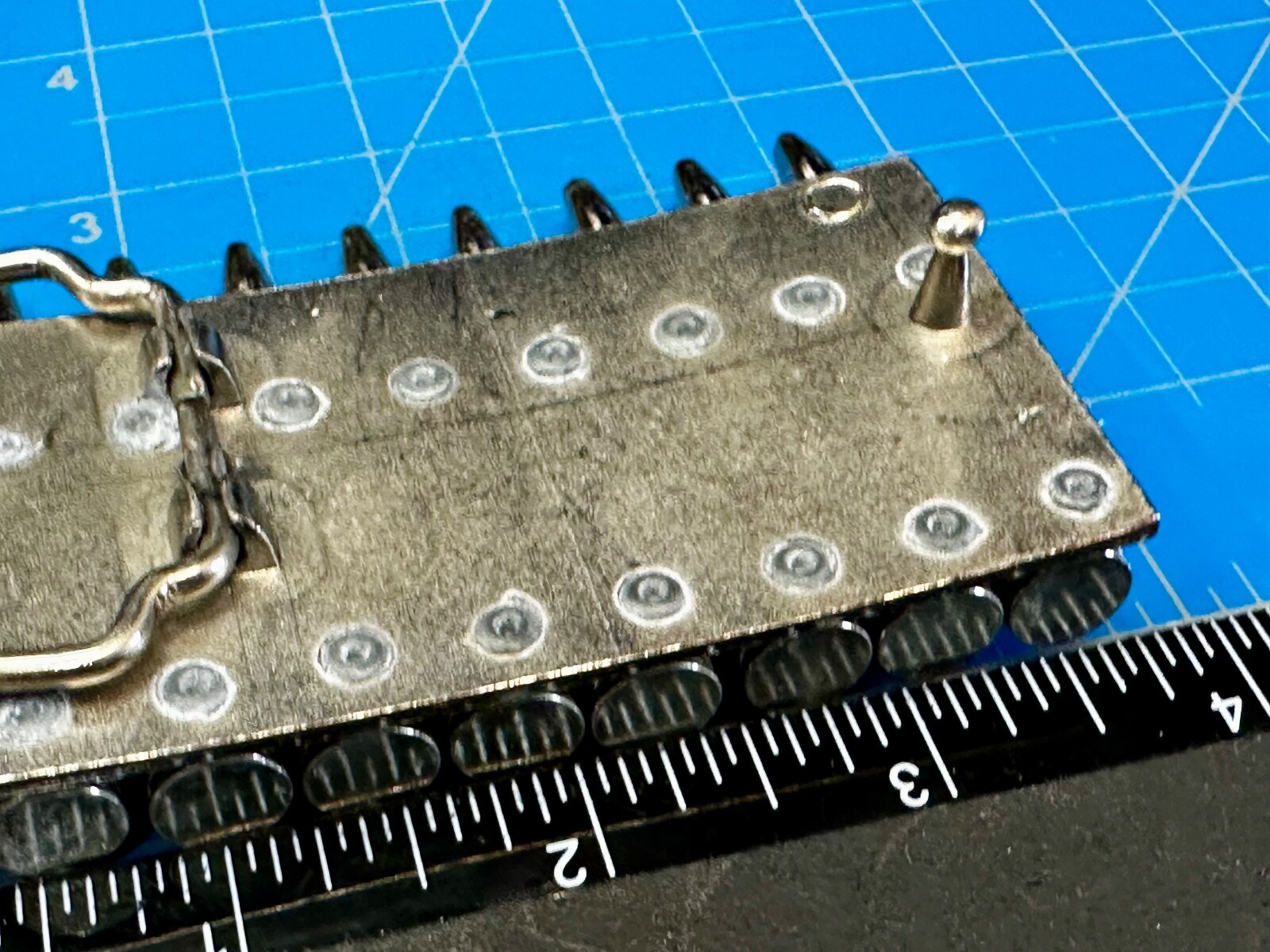 Gun Bullet&rsquo;s Shell Casing Chain Ammo Clip Figural Belt Buckle