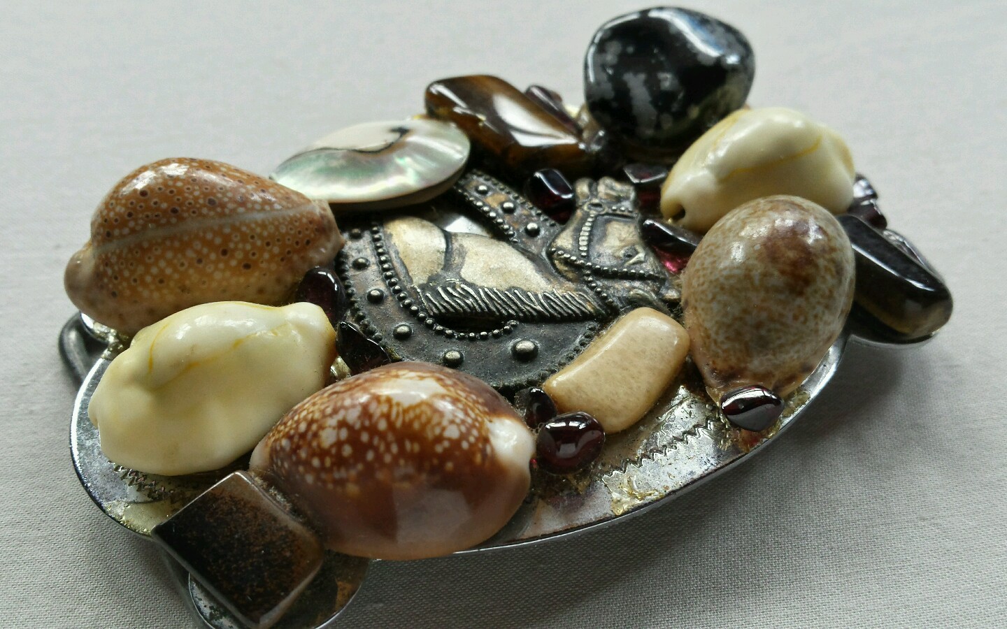 HORSE SHOE BELT BUCKLE UNIQUELY CUSTOMIZED W INTERESTING COLORED SHELLS & STONES