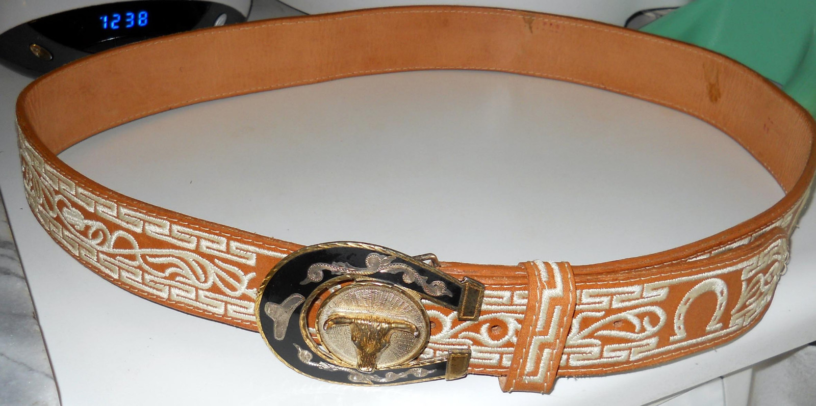 HORSESHOE AND BULL HEAD BELT BUCKLE AND WESTERN LEATHER DECORATE BELT