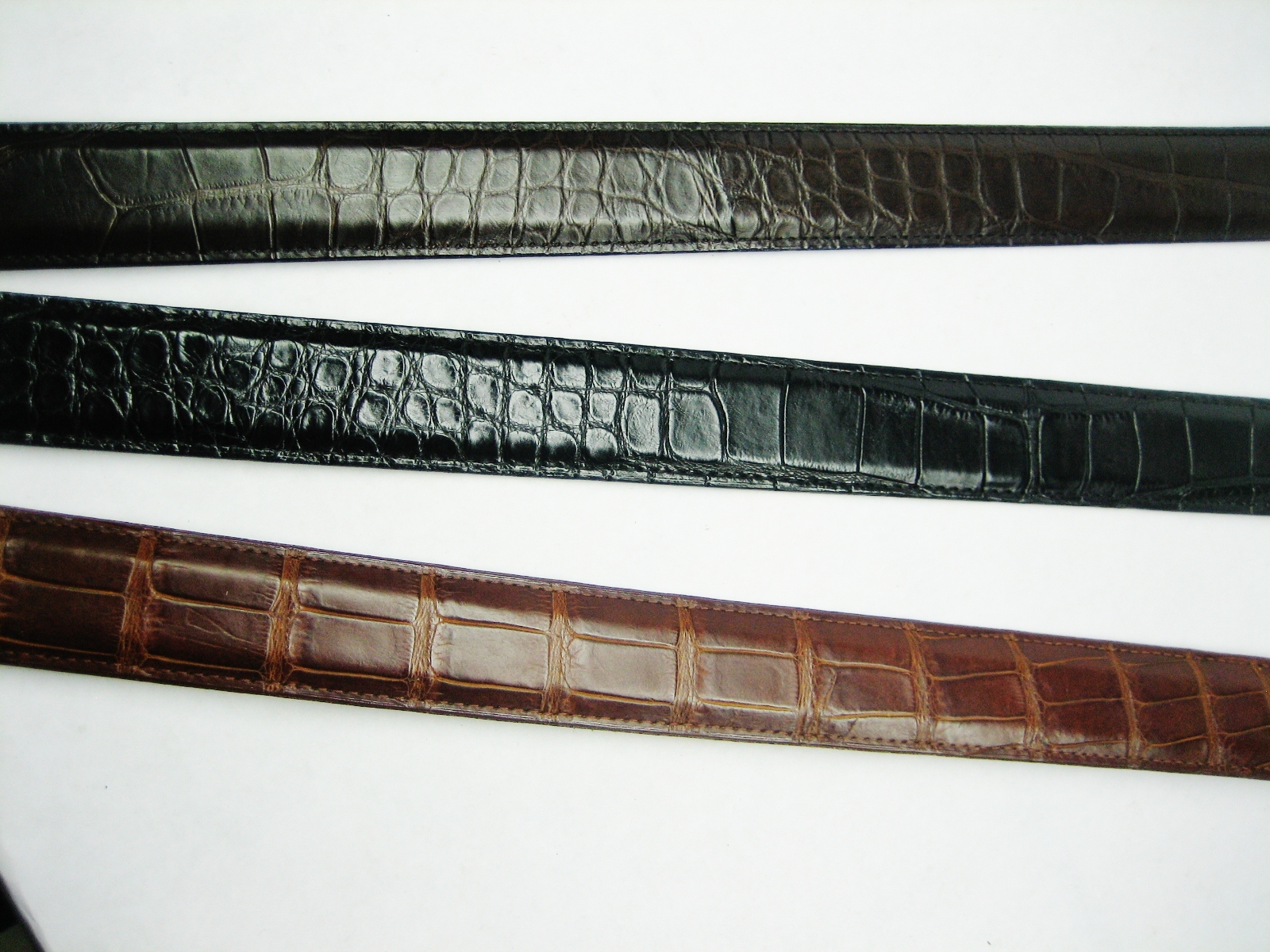 Genuine Alligator belt size 26 to 46. 1-1/4 tapered to 1&Prime;, for 1&Prime; buckle U.S.A.