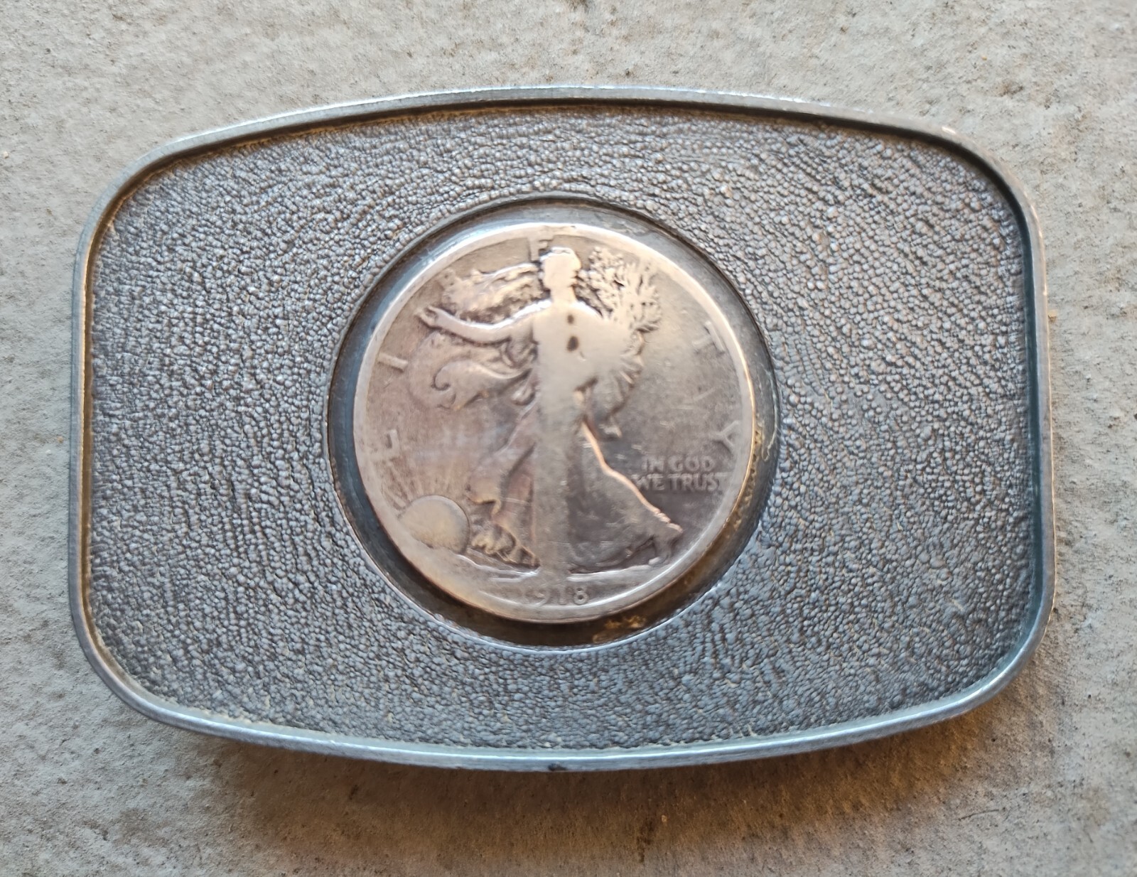 1918 WALKING LIBERTY HALF DOLLAR BELT BUCKLE, 90% SILVER COIN IN PEWTER BUCKLE