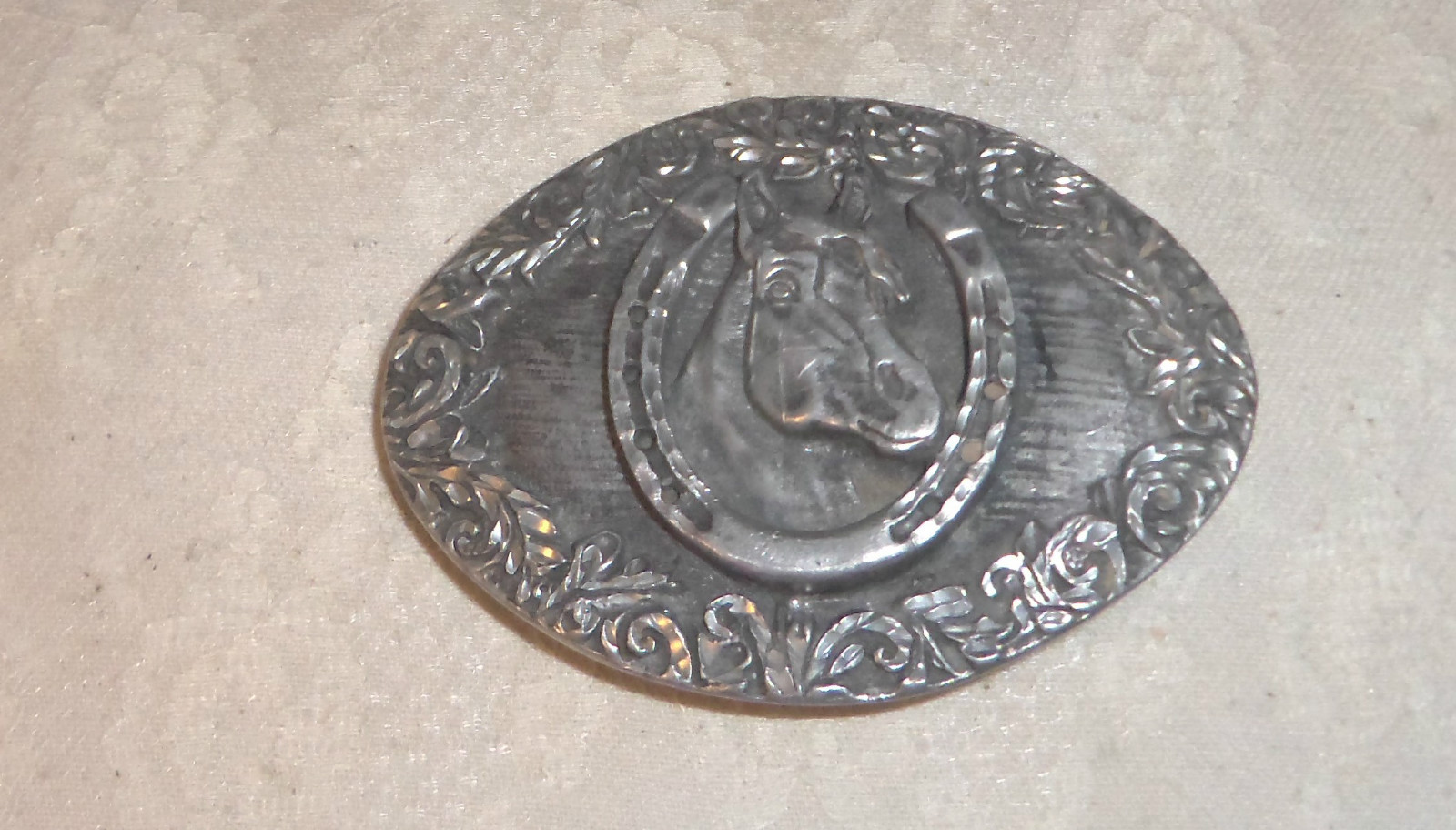 BUCKLE HORSE WITHIN HORSESHOE EGE &rsquo;92 MADE IN USA E1/MY
