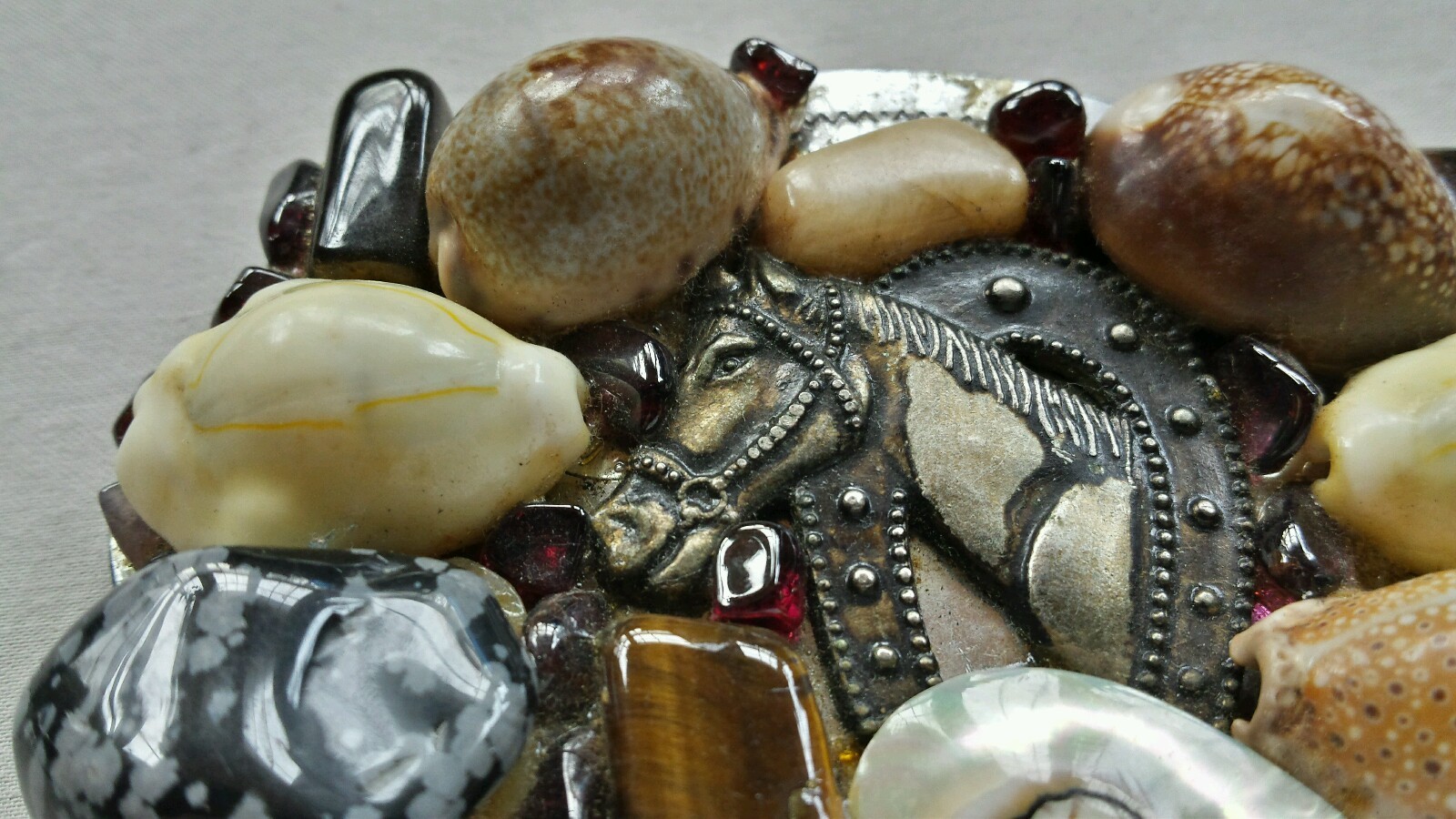 HORSE SHOE BELT BUCKLE UNIQUELY CUSTOMIZED W INTERESTING COLORED SHELLS & STONES