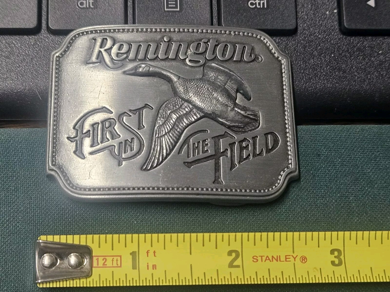 VINTAGE 1980 REMINGTON ARMS FIRST IN THE FIELD CANADA GOOSE PEWTER BELT BUCKLE