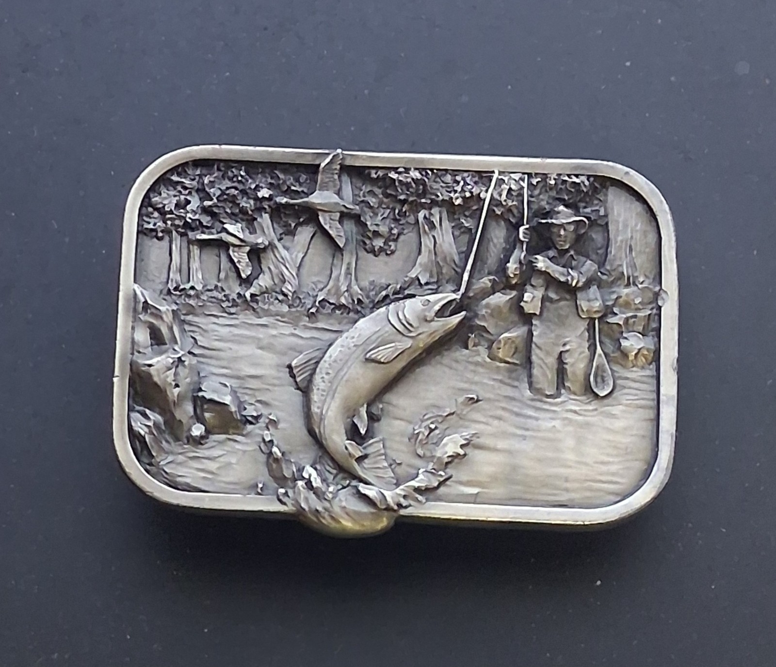 Vtg 1982 Siskiyou Pewter Belt Buckle 3D Fishing Scene Fisherman Forest Geese