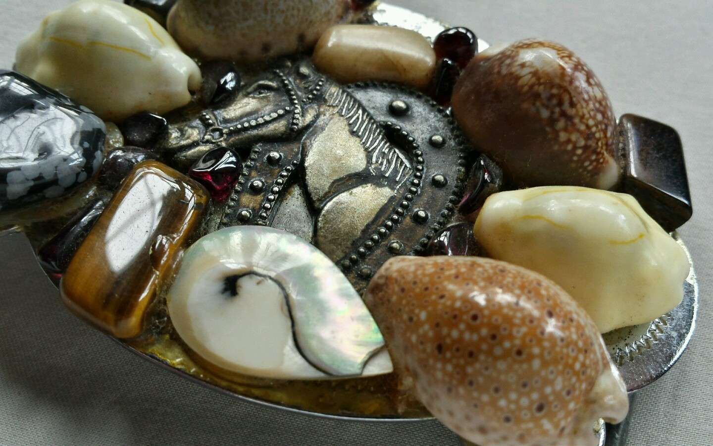 HORSE SHOE BELT BUCKLE UNIQUELY CUSTOMIZED W INTERESTING COLORED SHELLS & STONES