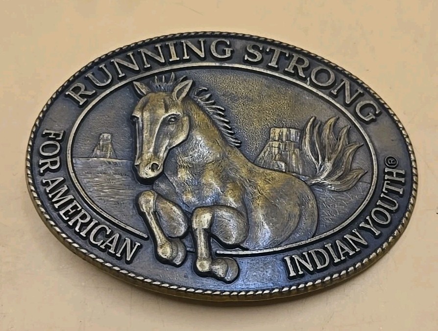 Vintage Brass Belt Buckle « Running Strong For American Indian Youth » Horse