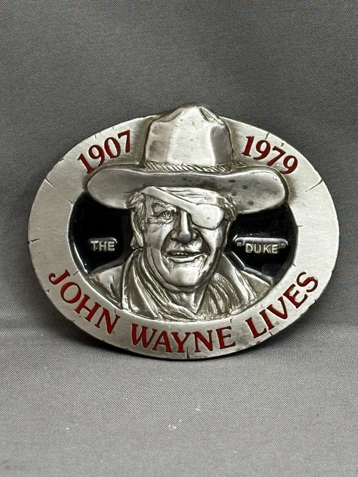 VINTAGE 1979 Belt Buckle The « DUKE » JOHN WAYNE LIVES Western Style Masterpiece