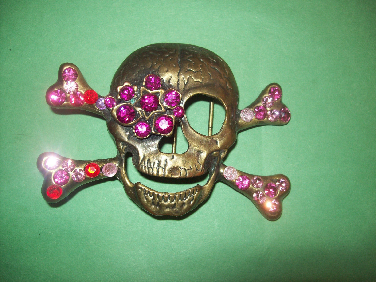 MEN&rsquo;S WOMENS SCULL & CROSSBONES BELT BUCKLE WITH RED,PINK,ROSE CRYSTALS