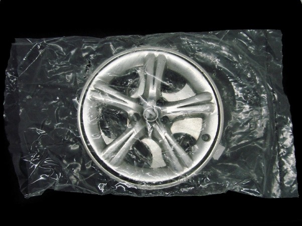 TH15137 *NOS* VERY COOL 2004 **SPINNER CAR WHEEL / RIM** (REALLY SPINS) BUCKLE
