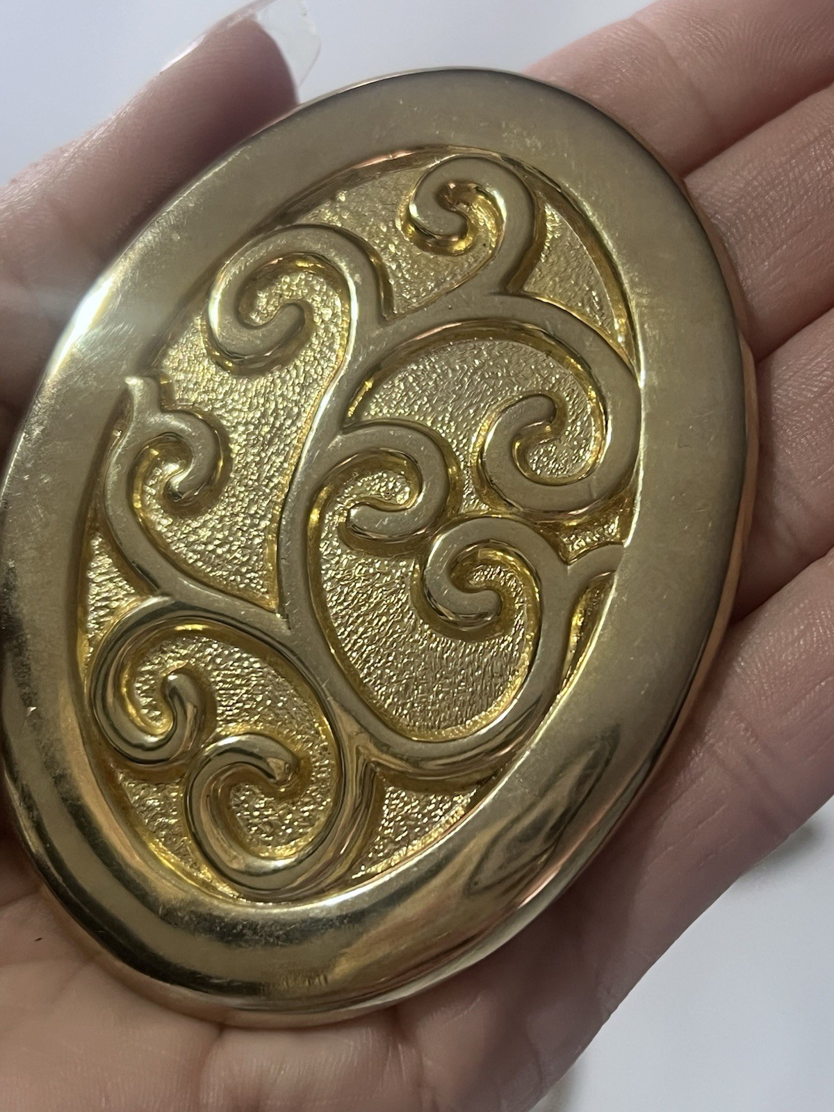 90s Vintage Motion East Gold Tone Sweater Clip / Scarf Clip – Decorative Scroll