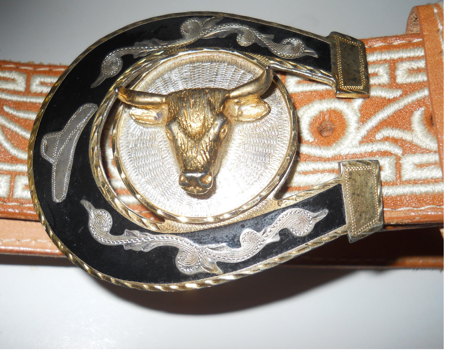 HORSESHOE AND BULL HEAD BELT BUCKLE AND WESTERN LEATHER DECORATE BELT