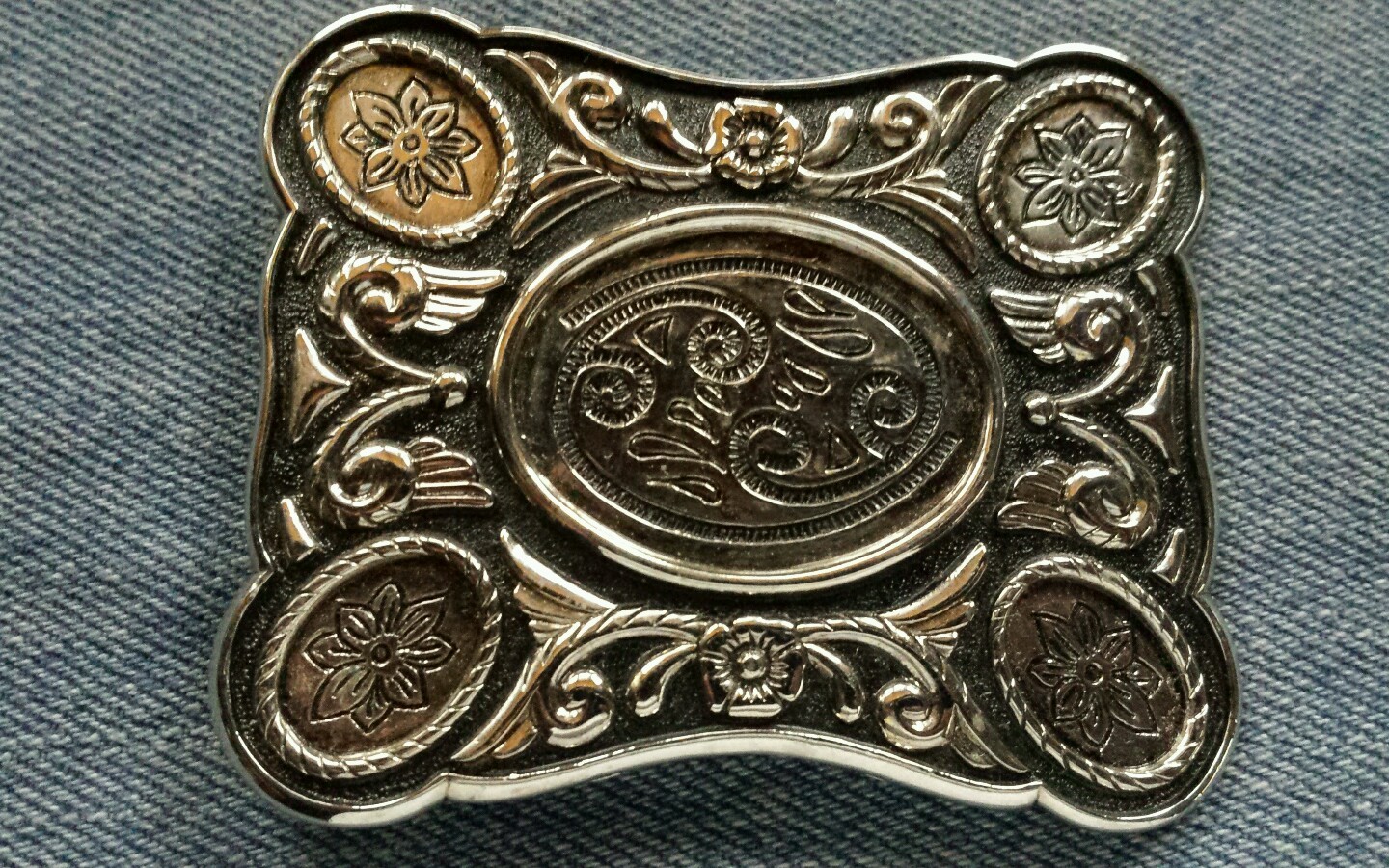 FLORAL CIRCLE ROPE DECORATIVE PATTERNED BLACK & SILVER COLOR WESTERN BELT BUCKLE