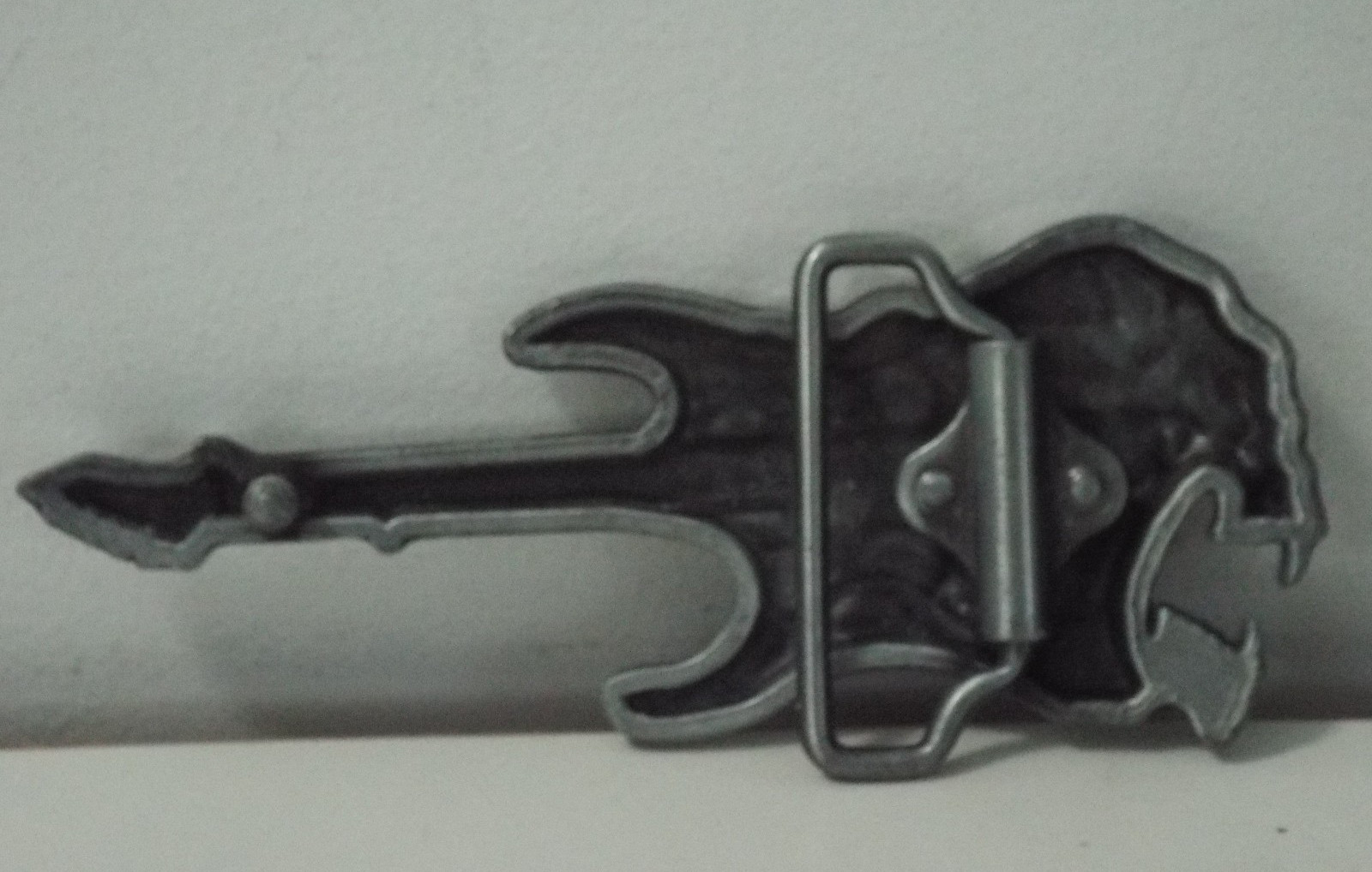 Jean&rsquo;s Friend « Flaming Fanged Guitar Skull » Silvertone Metal 4&Prime;x2&Prime; Belt Buckle
